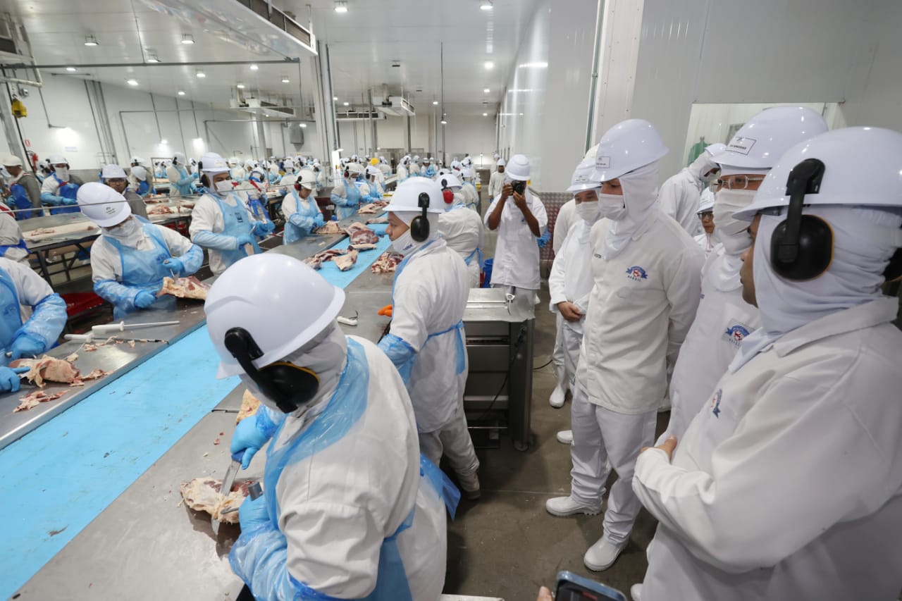 Trabalhadores de frigorífico de Inhumas, a 40 quilômetros de Goiânia: renda aquece a economia