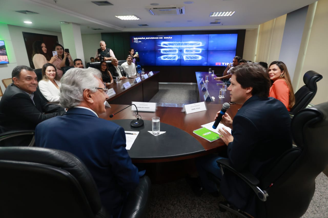 Daniel Vilela participa de reunião com representantes de operadora de telefonia para tratar da abrangência de internet no estado