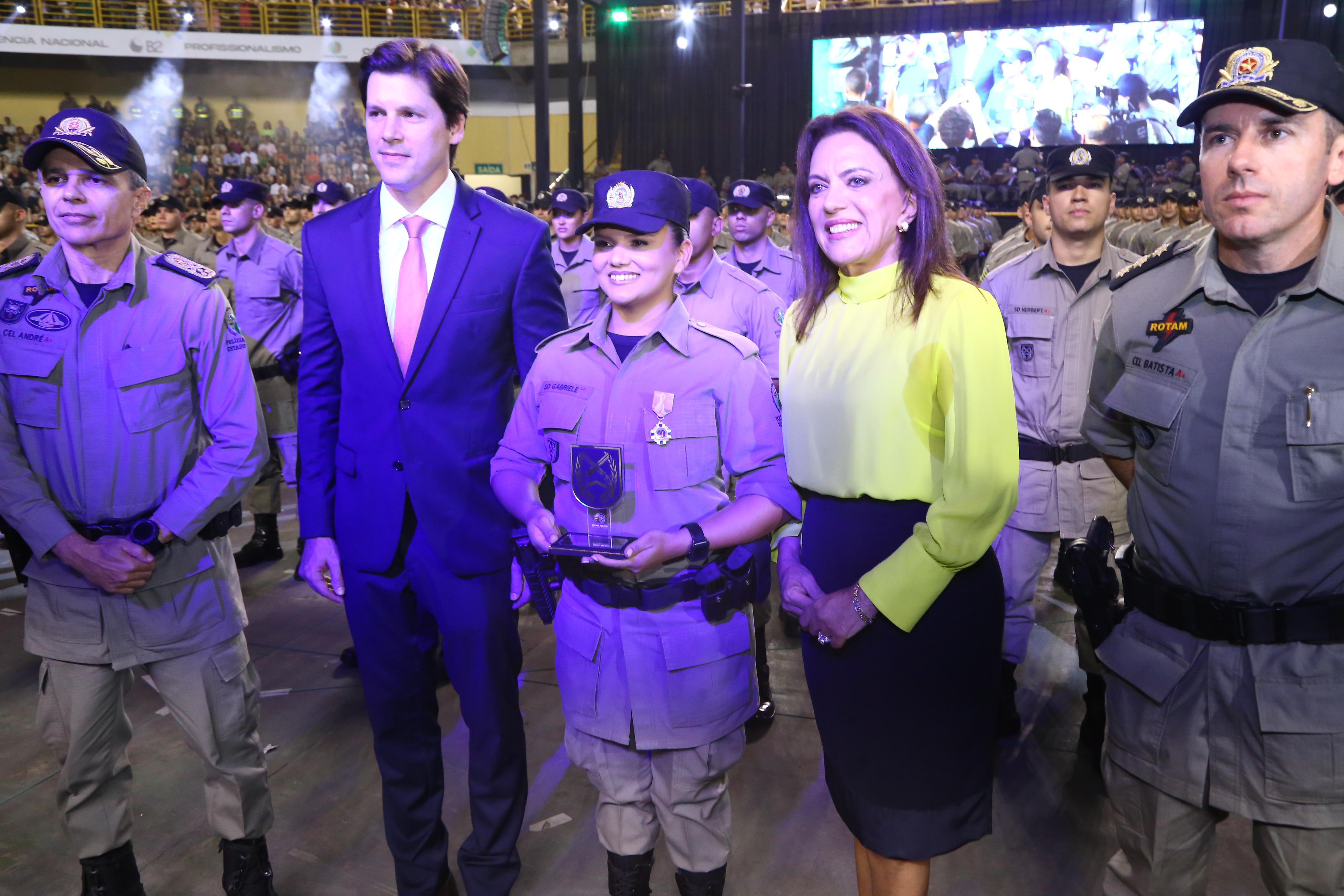 Primeira-dama Gracinha Caiado representa o governador Ronaldo Caiado junto com vice Daniel Vilela na solenidade de formatura dos novos PMs