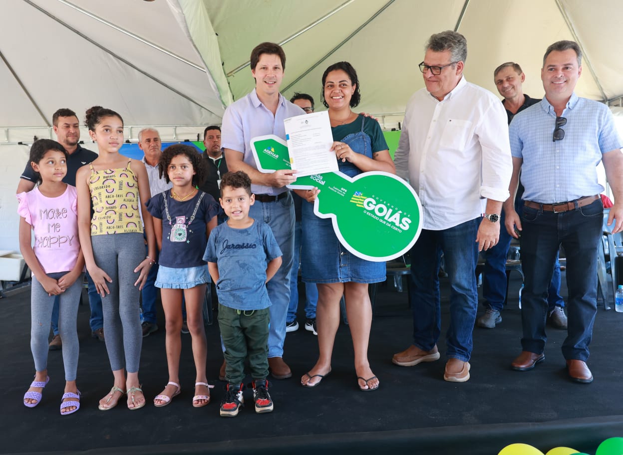 Chaiane Alves Oliveira recebe chave da nova casa das mãos do vice-governador Daniel Vilela e do prefeito Vinícius Terin