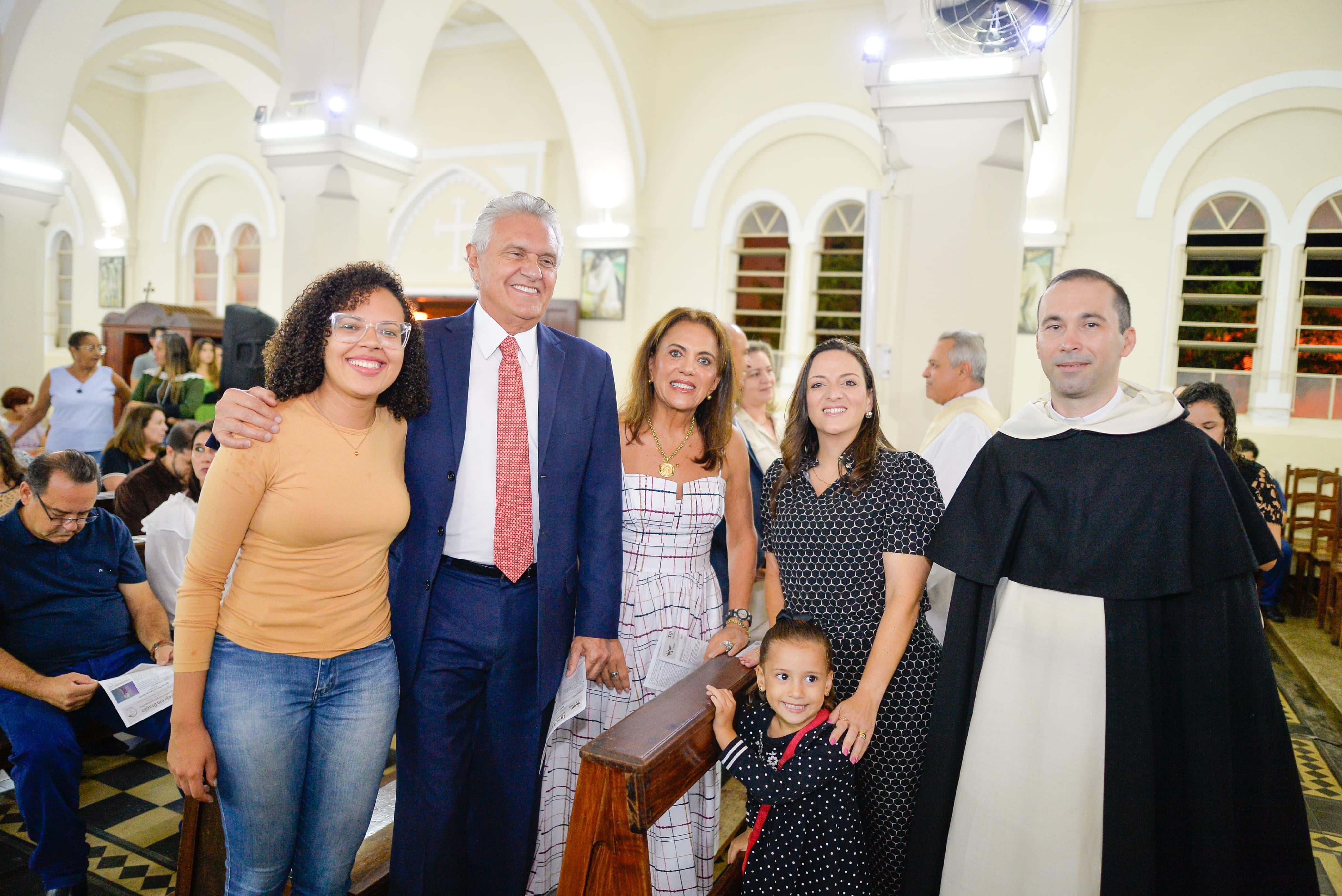  Governador Ronaldo Caiado e primeira-dama Gracinha Caiado participam de missa de lava-pés e comemoram restauração do órgão de tubos da Igreja Nossa Senhora do Rosário