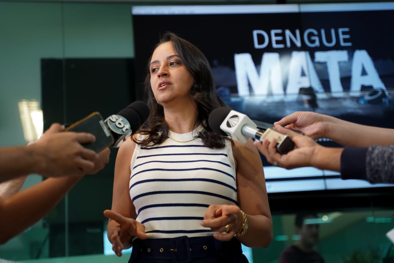 Superintendente de Vigilância em Saúde da SES, Flúvia Amorim, anuncia ampliação da vacinação contra a dengue para todo o Estado 