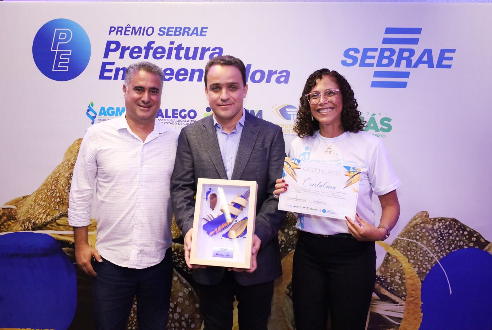 Secretária de Turismo e Cultura de Cristalina, Luciana Passos, ao lado do prefeito Daniel Sabino Vaz recebendo o Prêmio pelo 