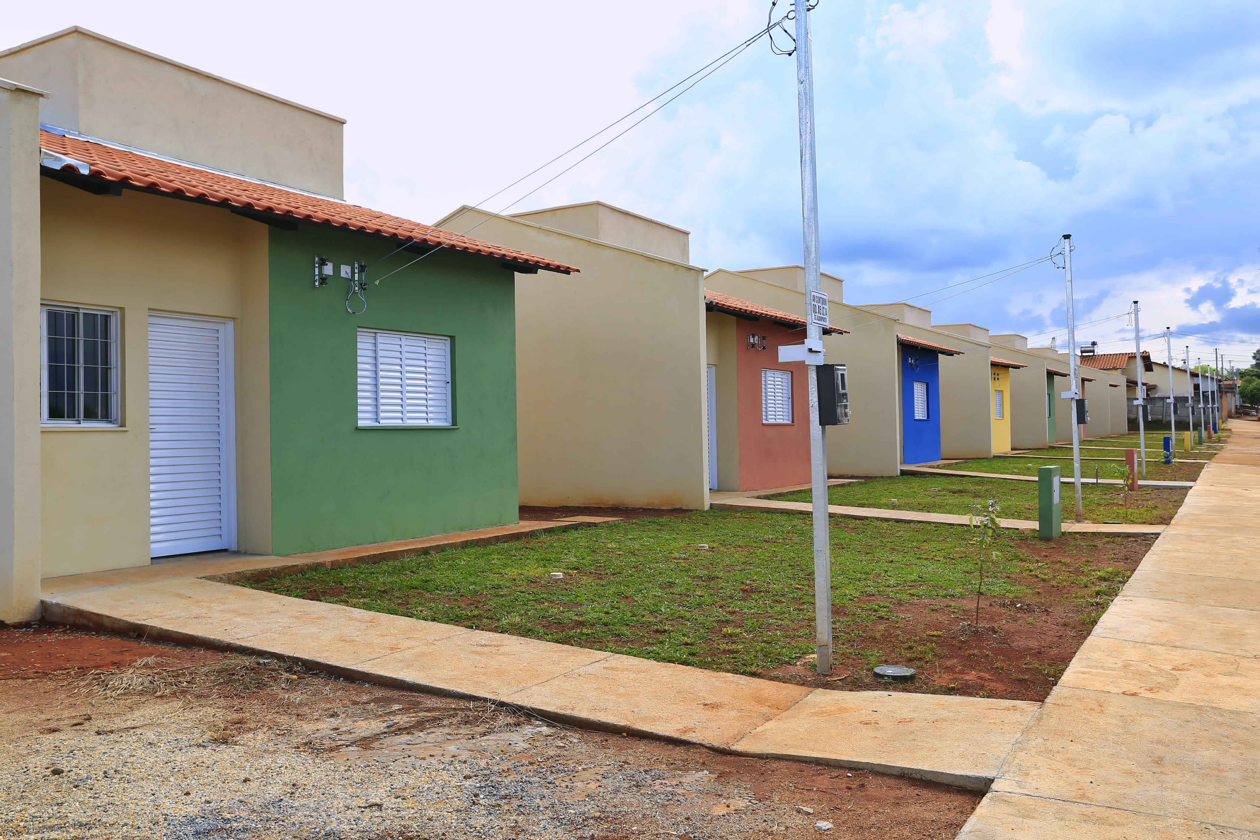 Em Orizona, governador Ronaldo Caiado entrega casas a famílias em situação de vulnerabilidade social: moradia e escritura de graça