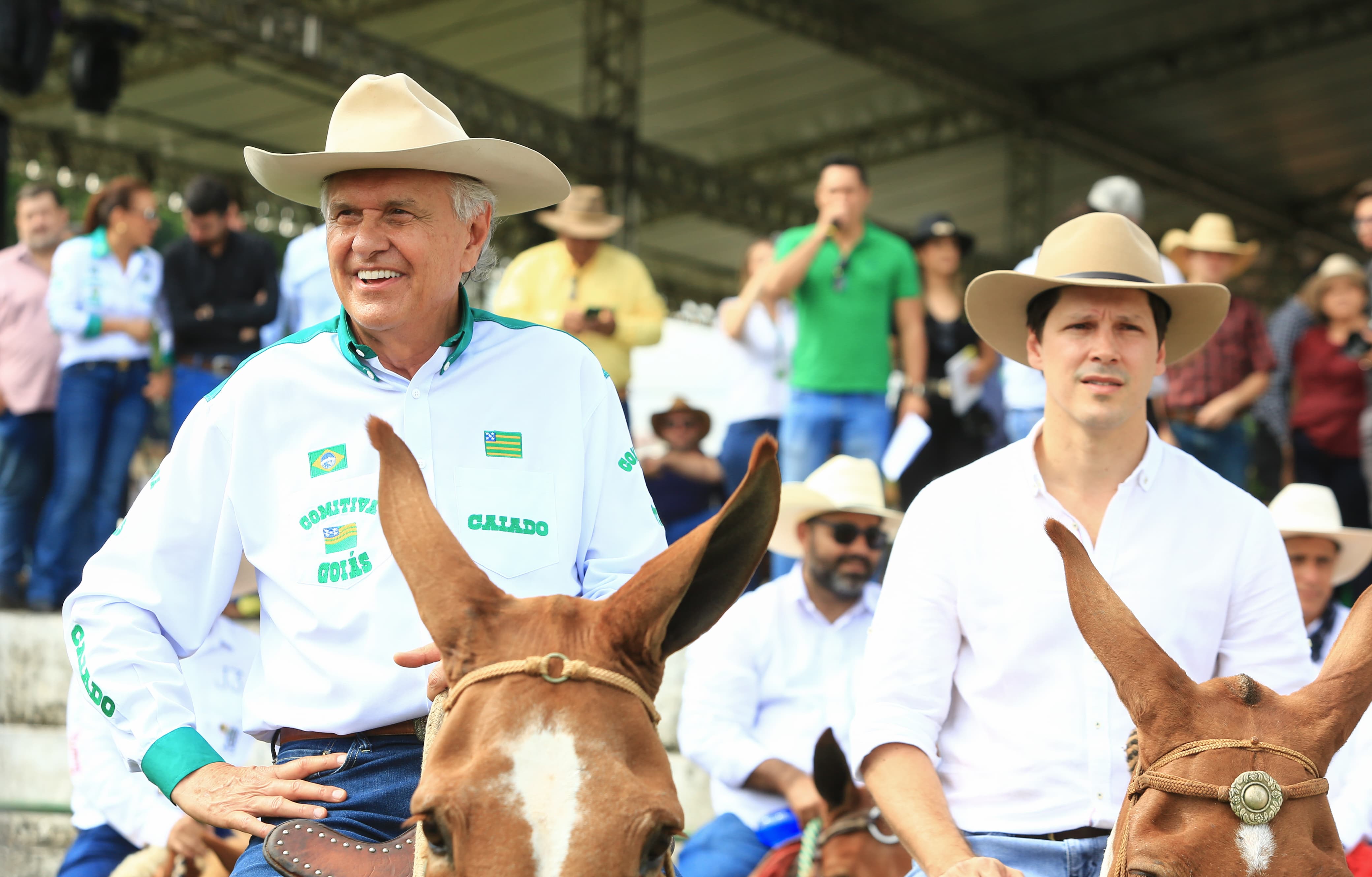 Daniel Vilela ao lado do governador Ronaldo Caiado participando de desfile com comitiva de muladeiros em Goiânia nesta quinta-feira