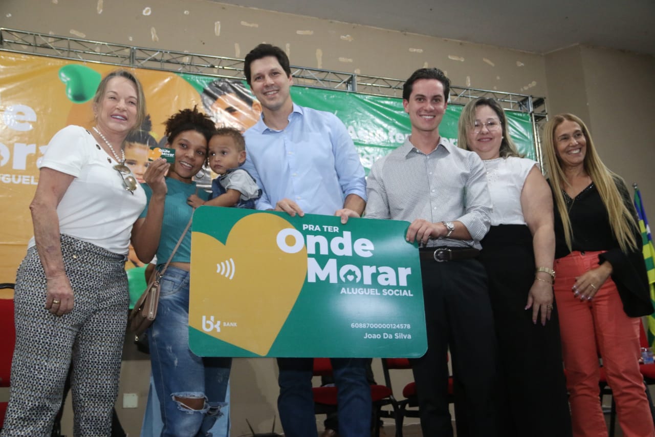 Vice-governador Daniel Vilela durante entrega de cartões do programa Pra Ter Onde Morar - Aluguel Social a famílias de baixa renda, ao lado da 1ª dama Márcia Marra e da deputada federal Magda Mofatto