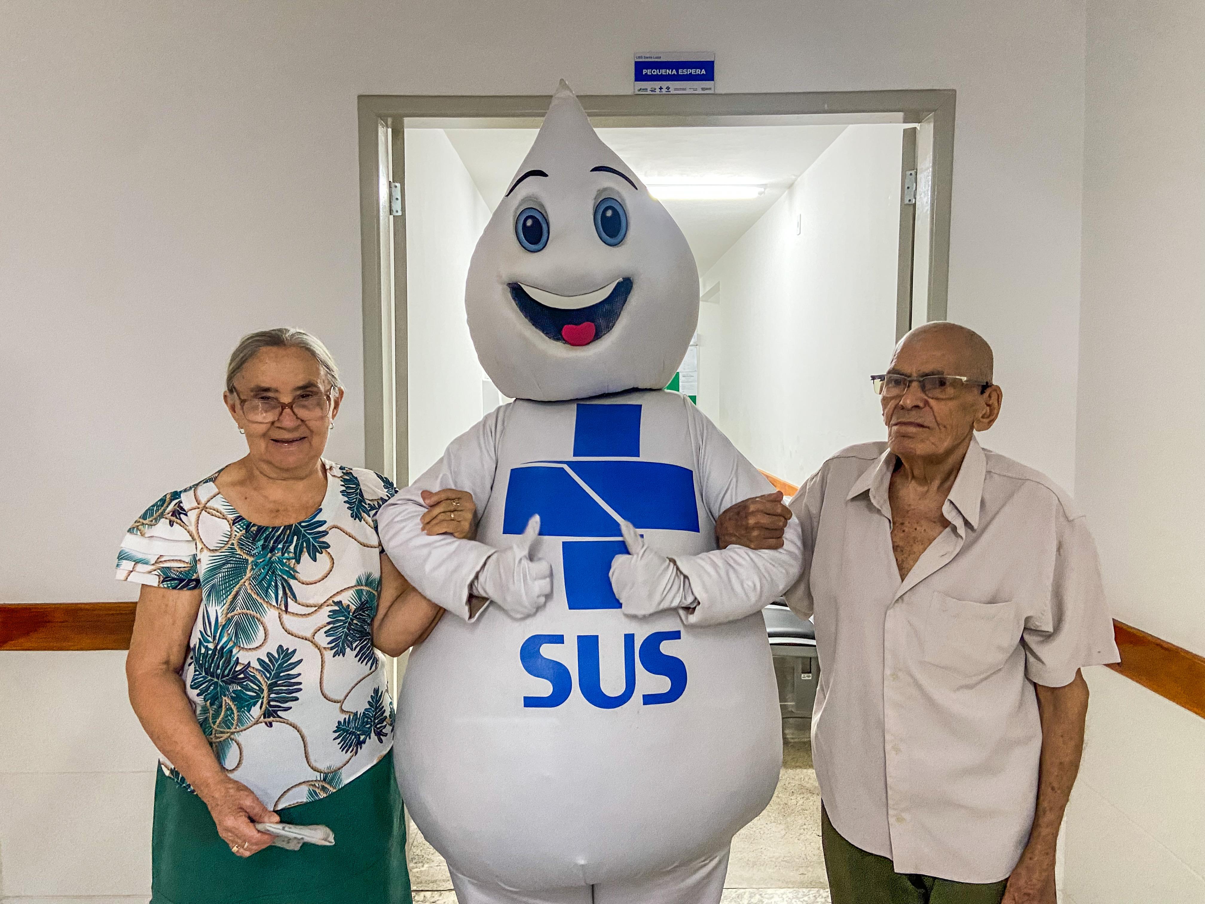 Casal de idosos aproveitou Dia D para se vacinar contra gripe, na presença do Zé Gotinha 