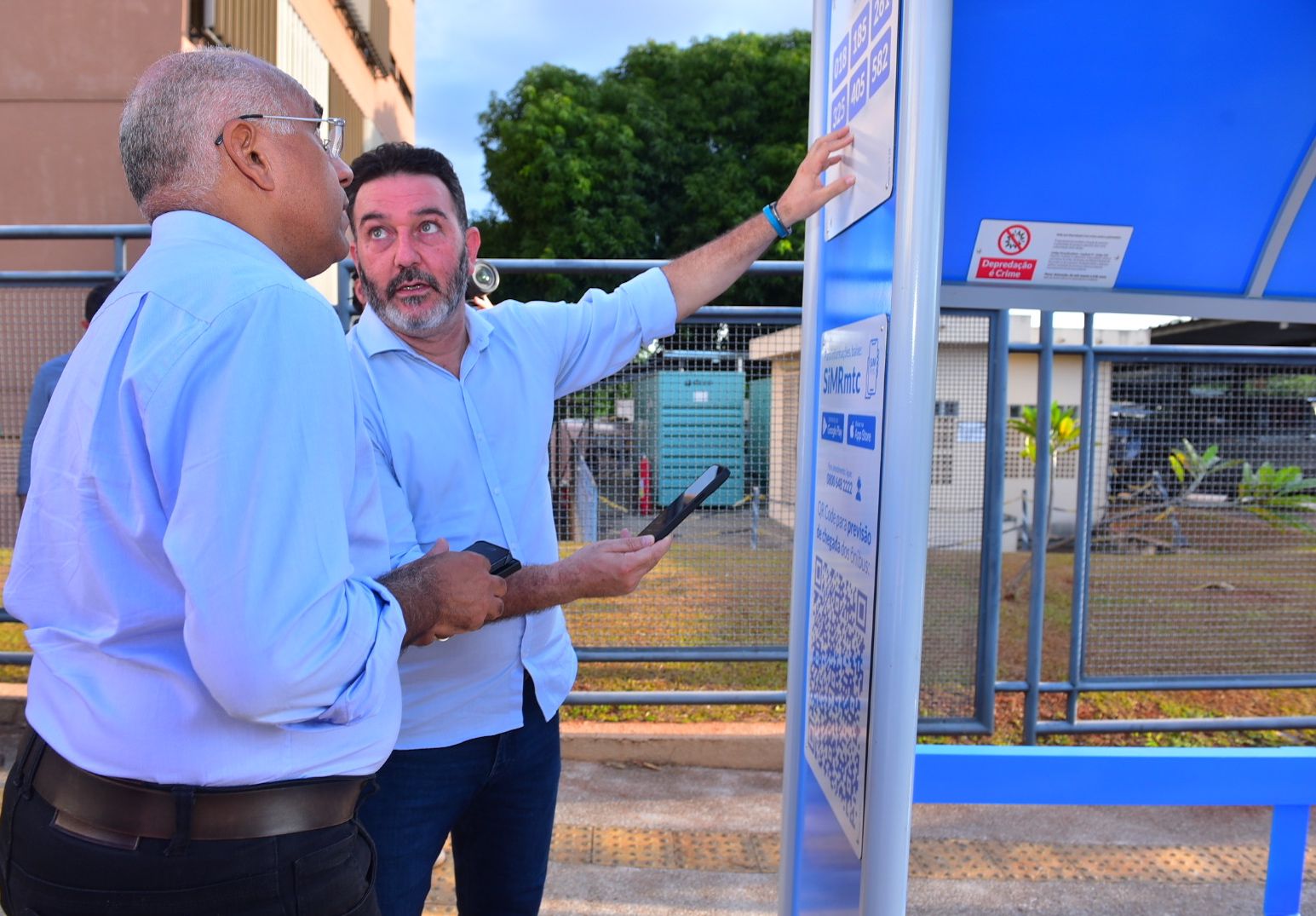 Prefeito Rogério vistoria obras de transporte público, nesta quarta-feira (24/4), como os abrigos da Nova RMTC e estações do BRT 