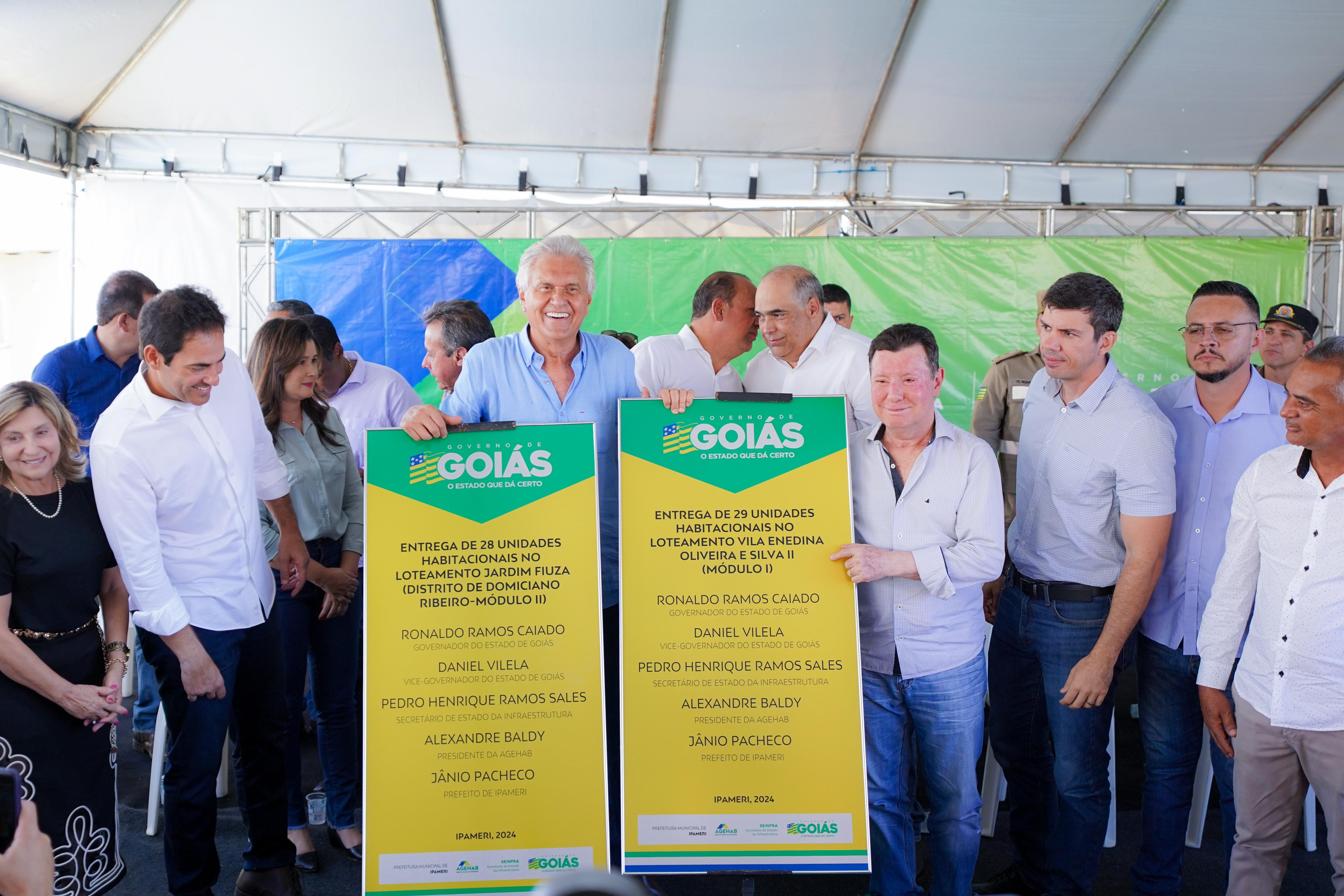 Governador Ronaldo Caiado durante entrega de moradias em Ipameri: 