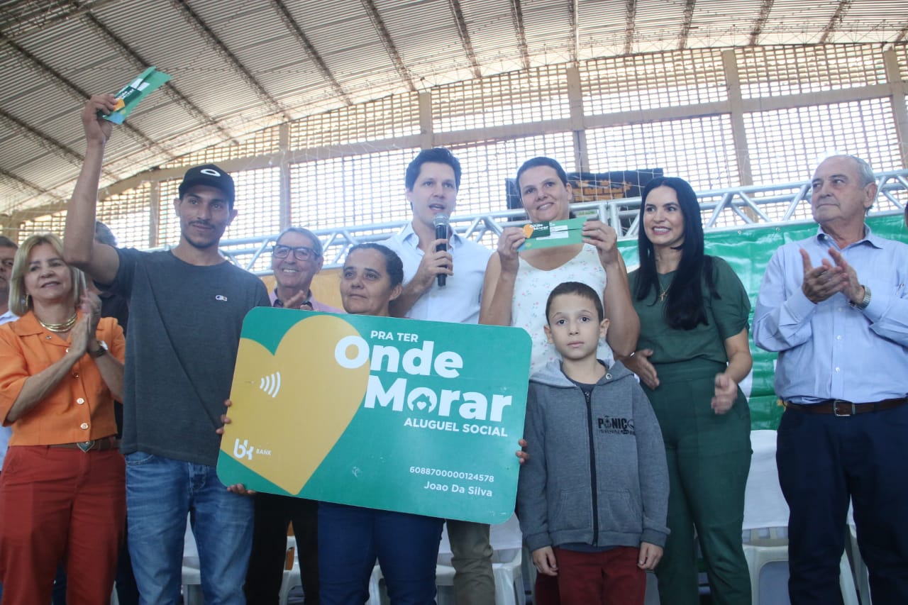  Vice-governador Daniel Vilela entrega 350 cartões do Programa Aluguel Social em Inhumas, nesta quinta-feira (09/05)