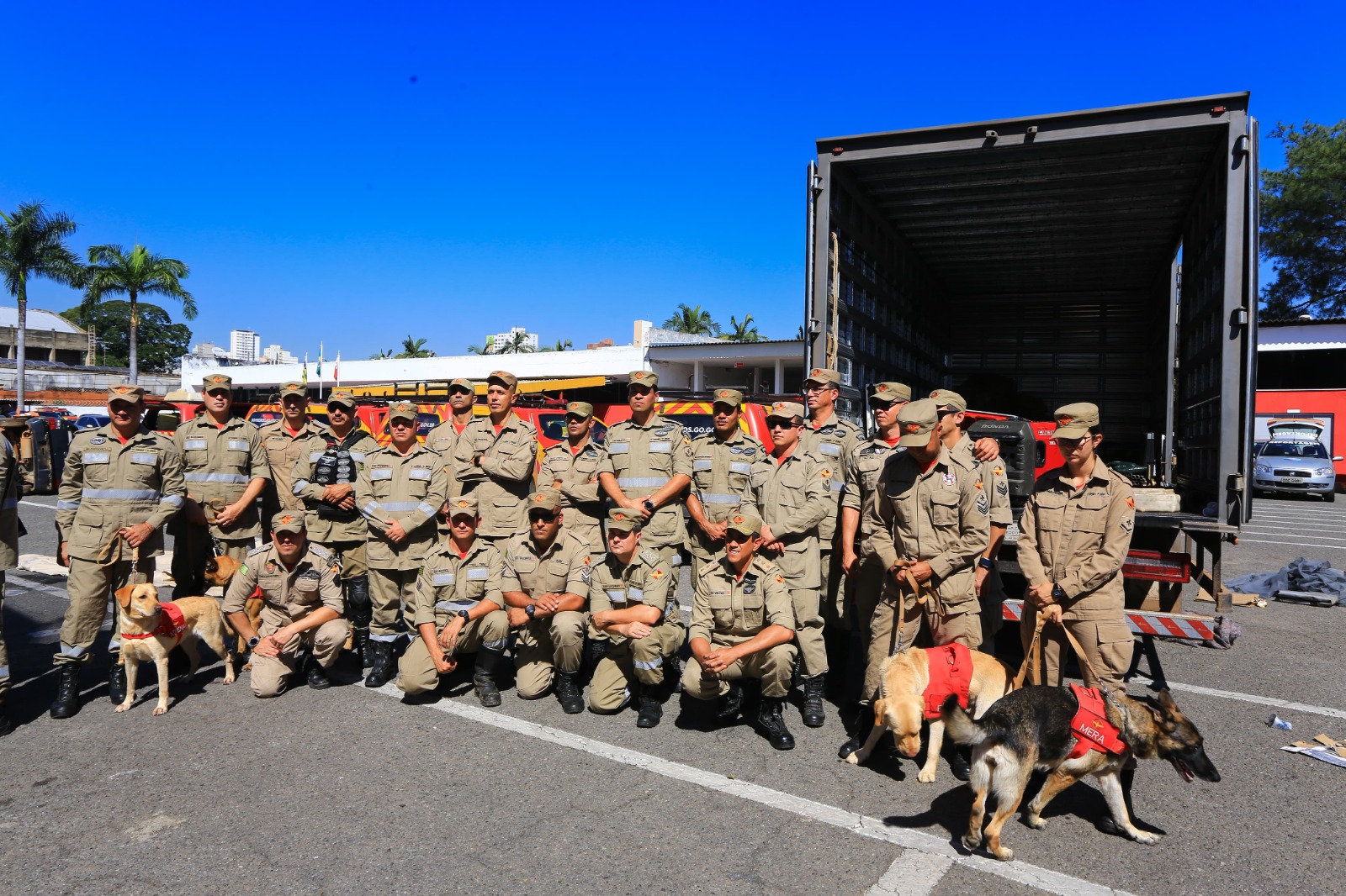 Missão cumprida: 21 bombeiros militares posam para foto oficial, após retorno de missão no Rio Grande do Sul