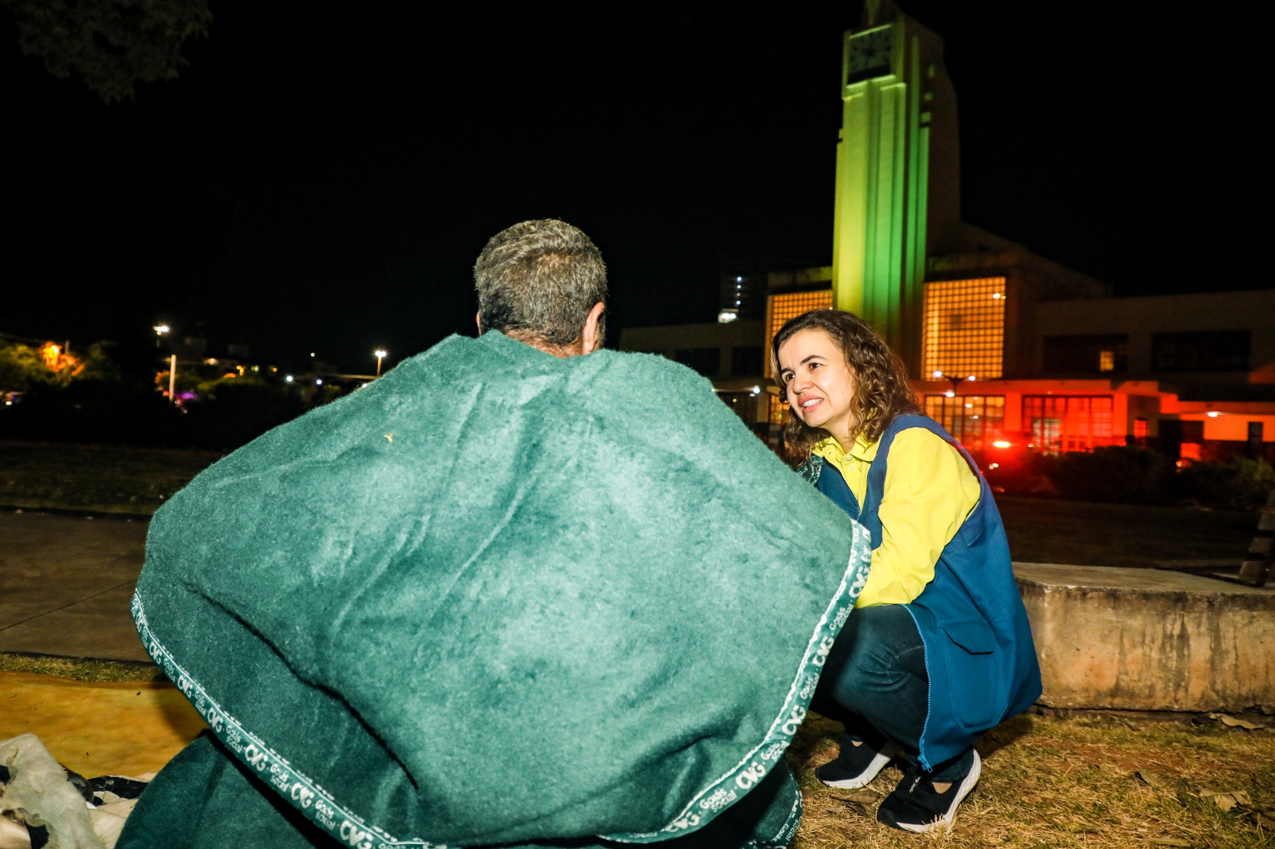 Goiás Social e OVG iniciam doação de cobertores da Campanha Aquecendo Vidas a pessoas em situação de rua e a famílias em extrema vulnerabilidade, em Goiânia