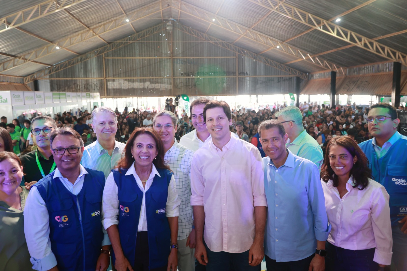 Vice-governador Daniel Vilela, a 1ª dama Gracinha Caiado e aliados entregando benefícios do Goiás Social nesta sexta-feira (17/05) em Águas Lindas