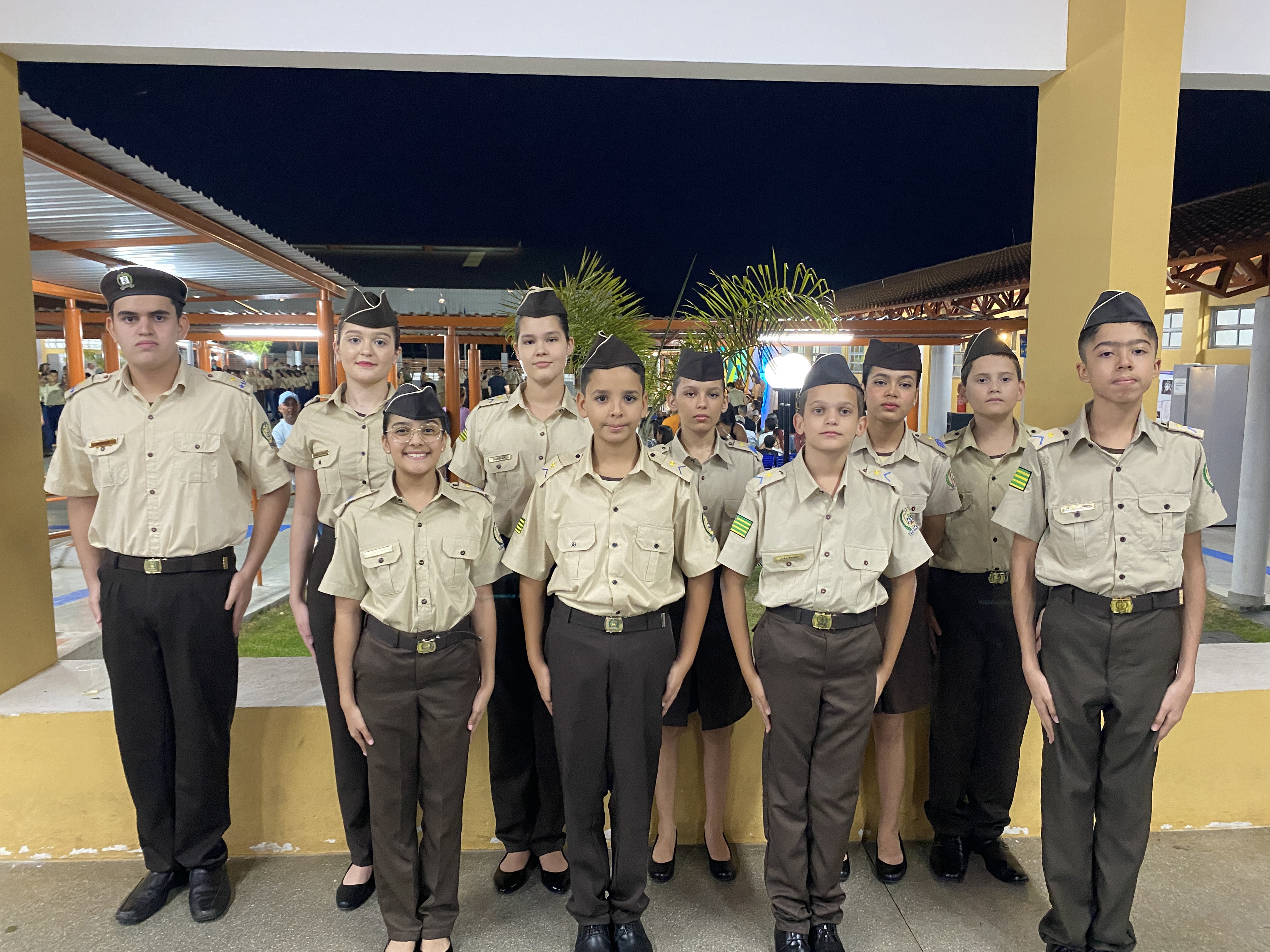 10 estudantes do Colégio Estadual da Polícia Militar de Goiás Iris Rezende Machado receberam a "Alamar Legião de Honra". (Reprodução/Osmam Martins)