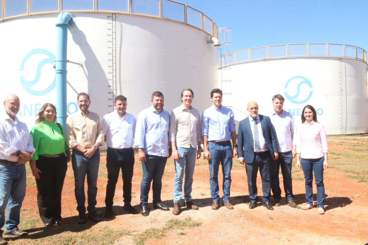 Daniel Vilela participa ao lado dos deputados estaduais: Amilton Filho e Vivian Naves, do prefeito Roberto Naves e do presidente da Saneago, Ricardo Soavinsk, da inauguração de obras de ampliação do s