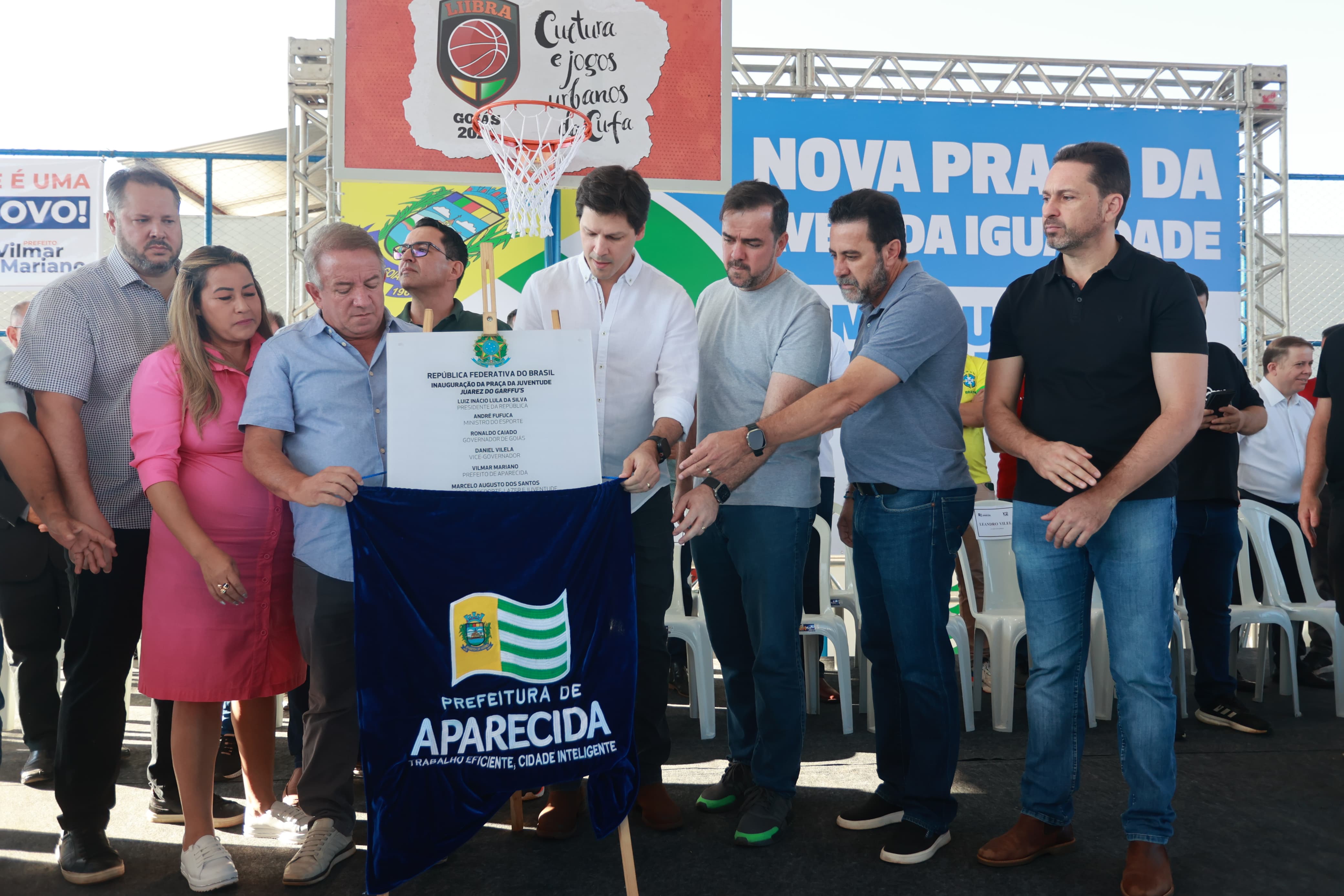 Vice-governador Daniel Vilela ao lado de Vilmar Mariano e aliados na inauguração da Praça da Juventude, em Aparecida de Goiânia: espaço recebeu investimentos de R$ 3,9 milhões