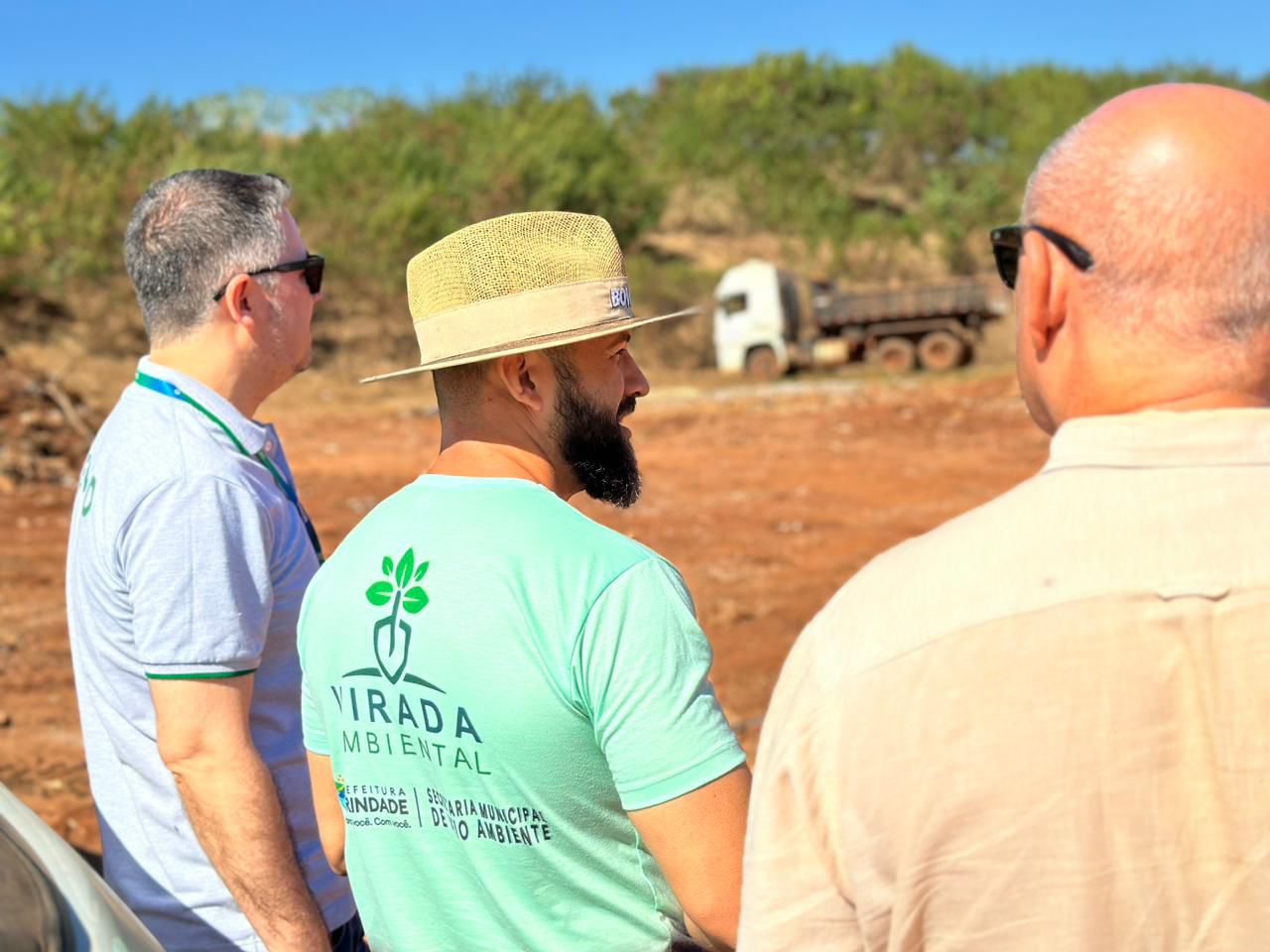 Equipe da Semad na área em que funcionava lixão em Trindade