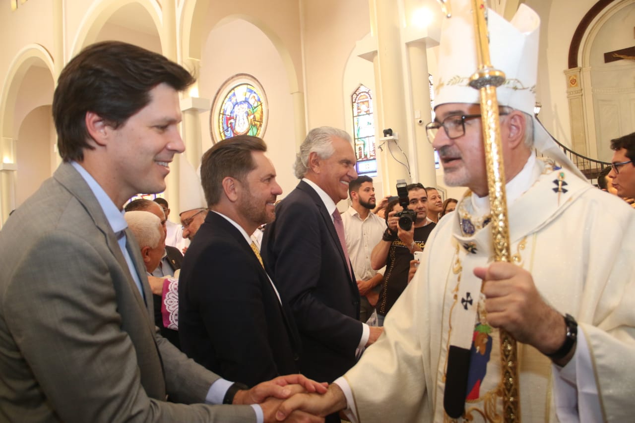 Daniel Vilela participa de missa em celebração à Nossa Senhora Auxiliadora, padroeira de Goiânia, na Catedral Metropolitana 