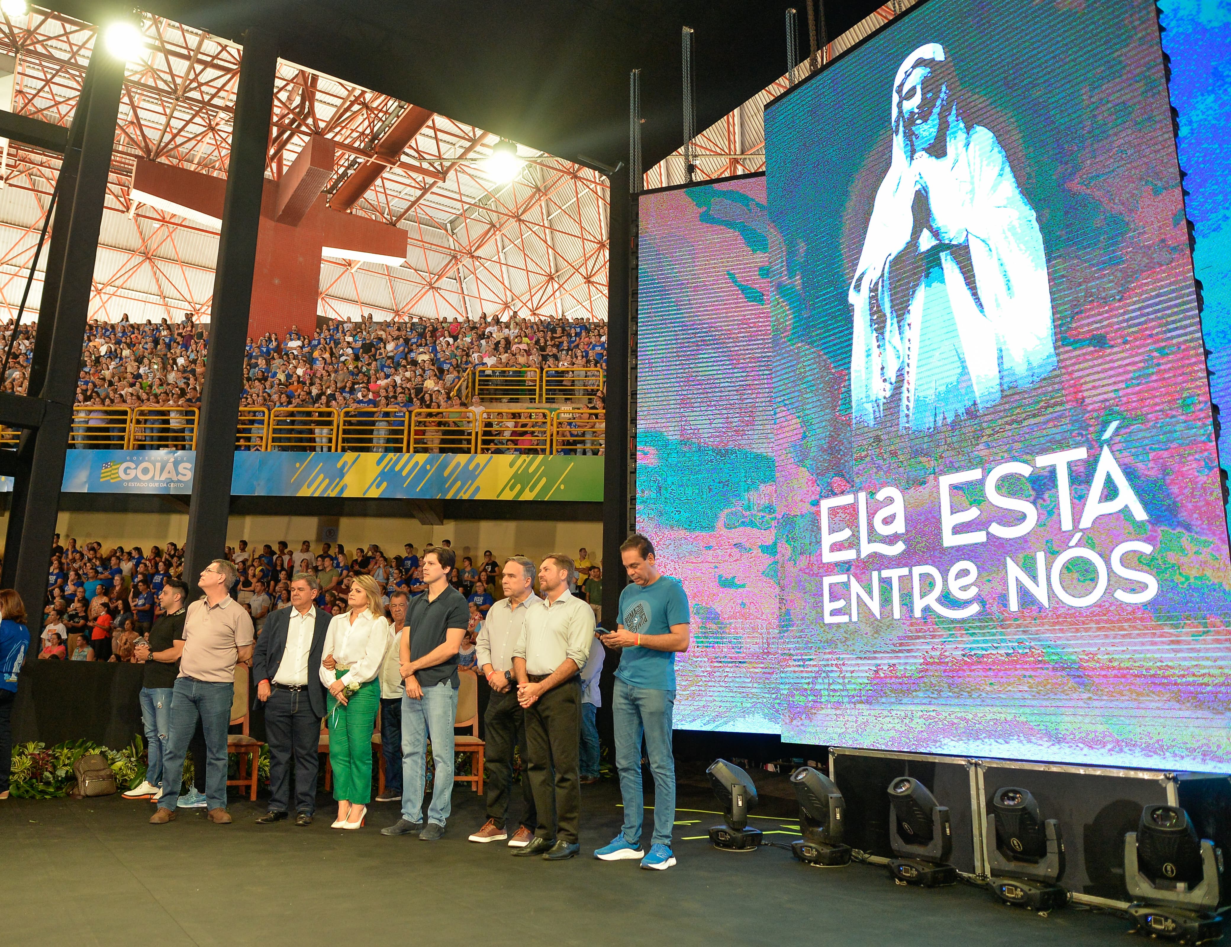 Vice-governador Daniel Vilela sobe ao palco do Totus Tuus e coloca estádio Serra Dourada à disposição para edição de 2025