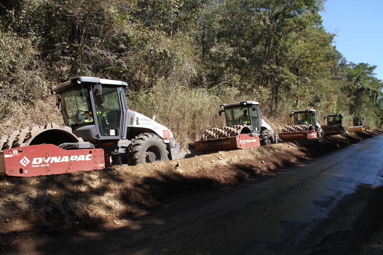 Máquinas estão na pista para reconstruir asfalto da GO-070: camada dupla e itens de drenagem garantem qualidade ao serviço