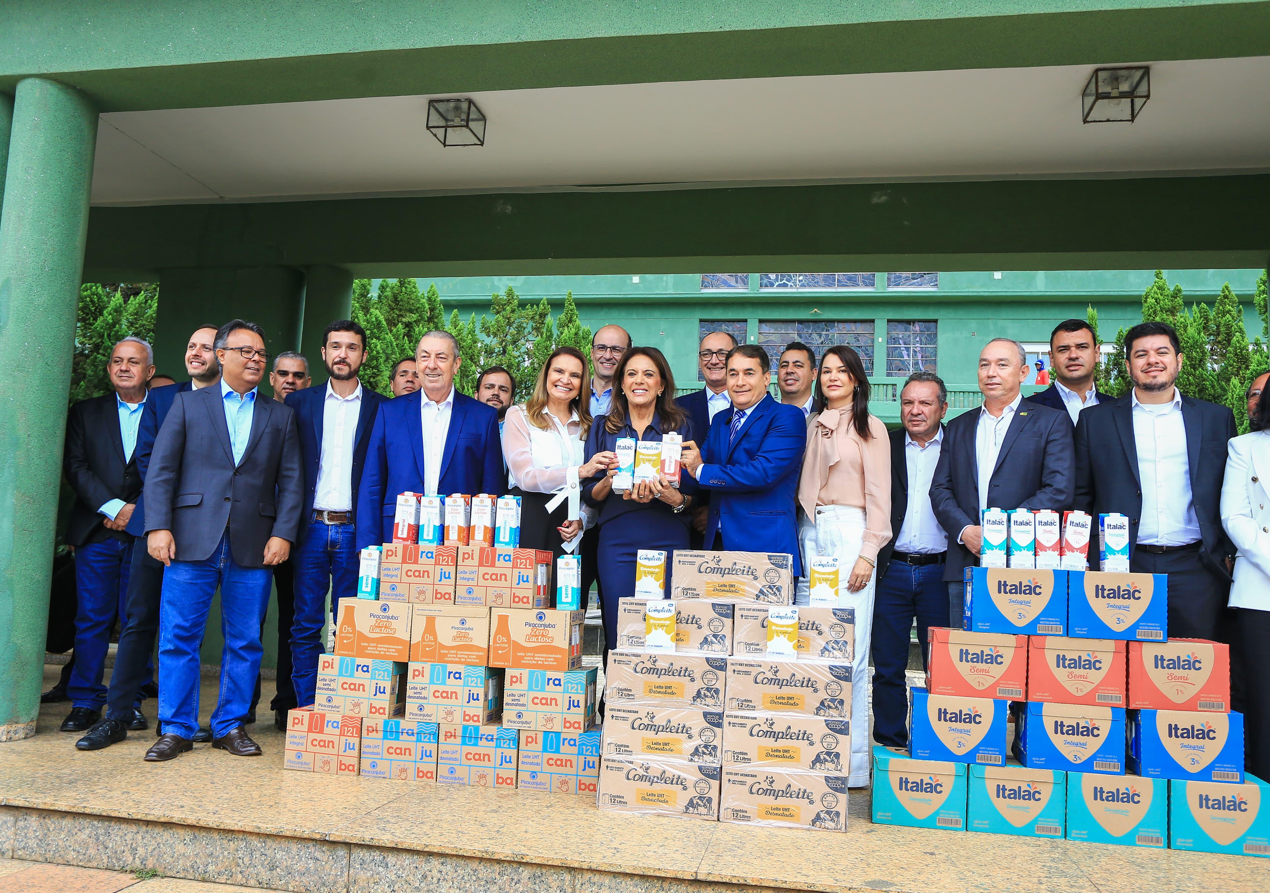 Gracinha Caiado recebe doação de leite para entidades sociais: rico em cálcio, alimento é essencial para alimentação 