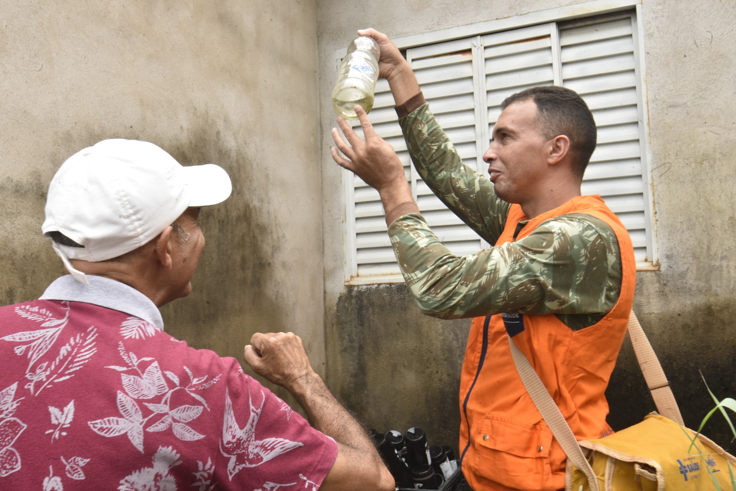 Limpeza de quintais e outros recipientes é fundamental para evitar casos de dengue