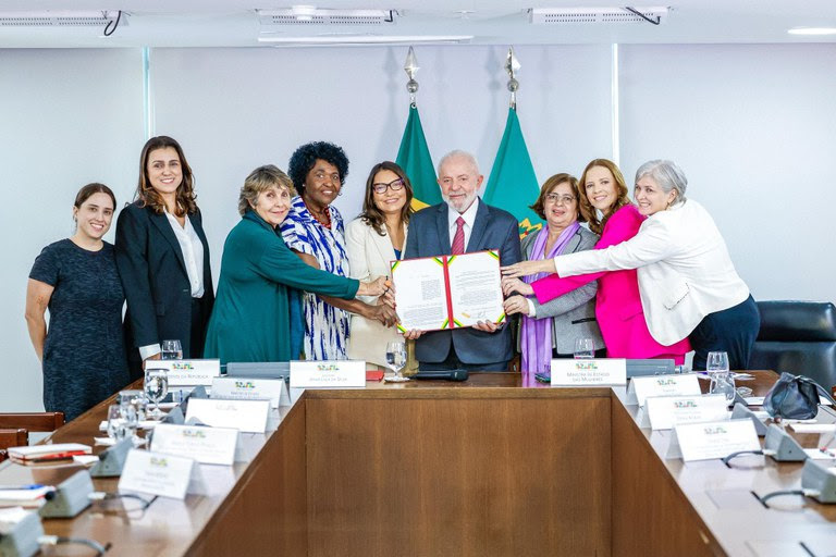 Presidente Lula surante a sanção do Projeto de Lei nº 501, de 2019, que cria um plano de metas para o enfrentamento integrado da violência doméstica e familiar contra a mulher - (Foto: Ricardo Stucker