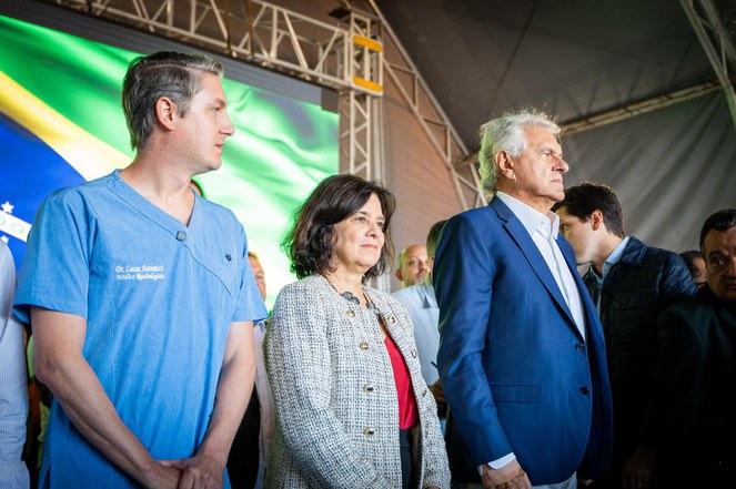 Ministra da Saúde Nisia Trindade em meio ao prefeito Dr. Lucas Antonielli e o governador de Goiás Ronaldo Ramos Caiado, em Águas Lindas durante entrega do Hospital Estadual Ronaldo Ramos Caiado Filho 