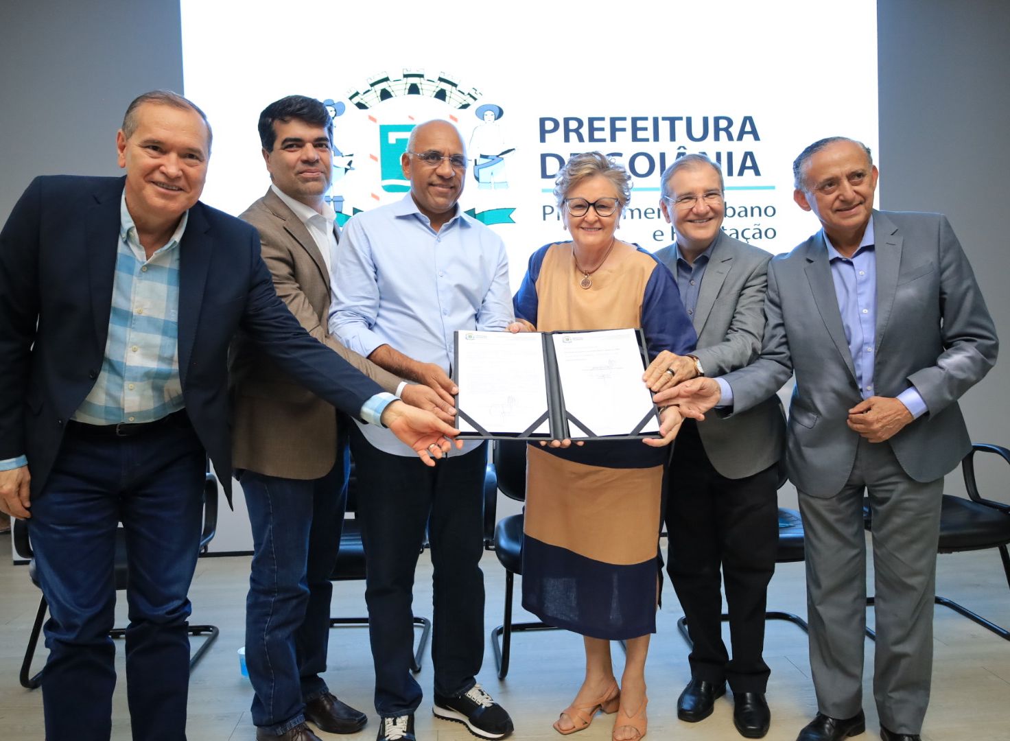 Prefeito Rogério entrega alvarás de regularização de prédios da PUC-Goiás: trabalho conjunto de técnicos da Prefeitura de Goiânia e da universidade permitiu que prédios da instituição, alguns construí