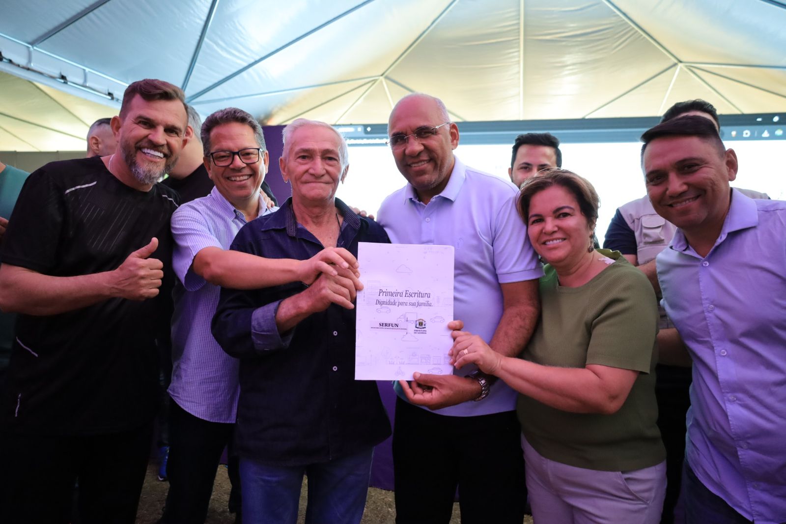 Rogério Cruz e equipe entregando escrituras durante o 5º Mutirão em 2024, na Região Noroeste