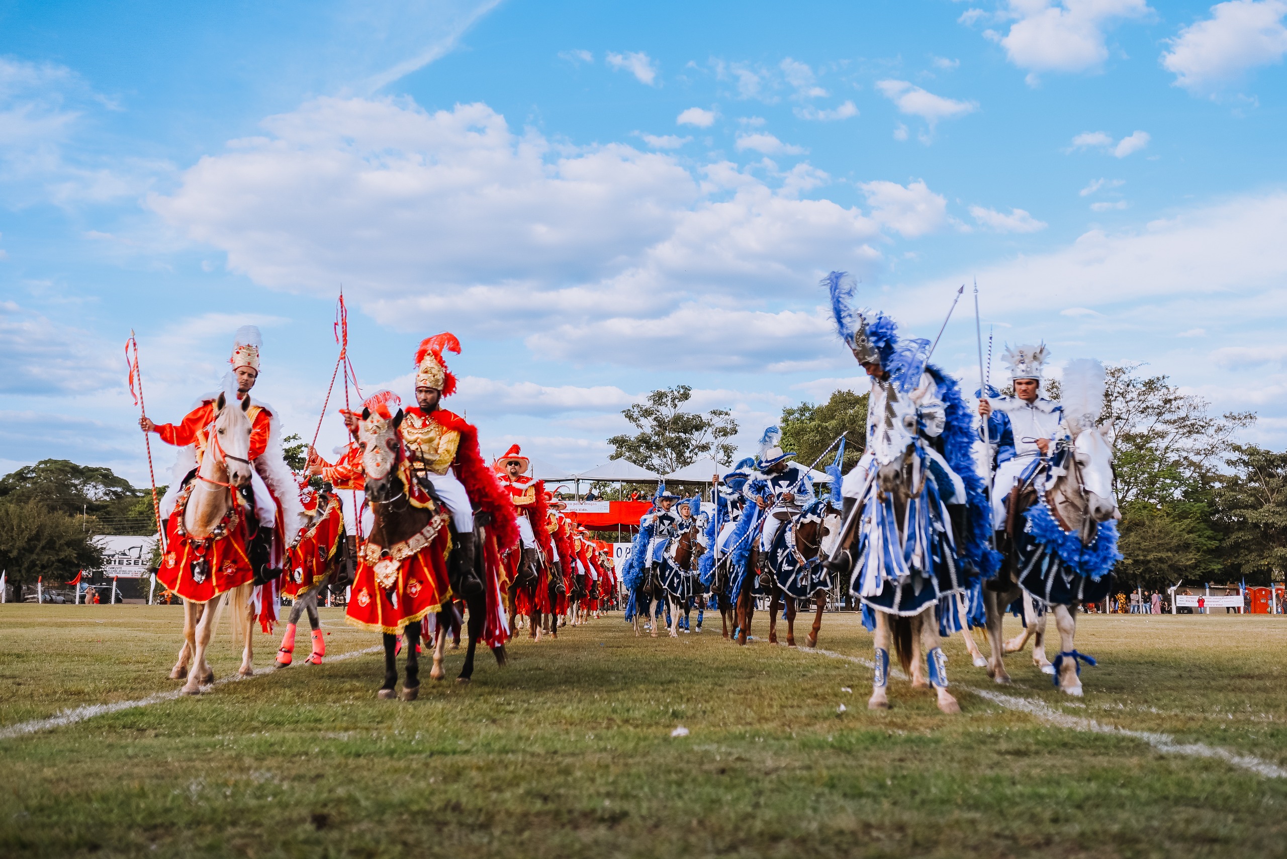 Encenação de batalha entre cristãos e mouros no Cavalhódromo de Crixás: evento preserva a cultura local e estimula o turismo