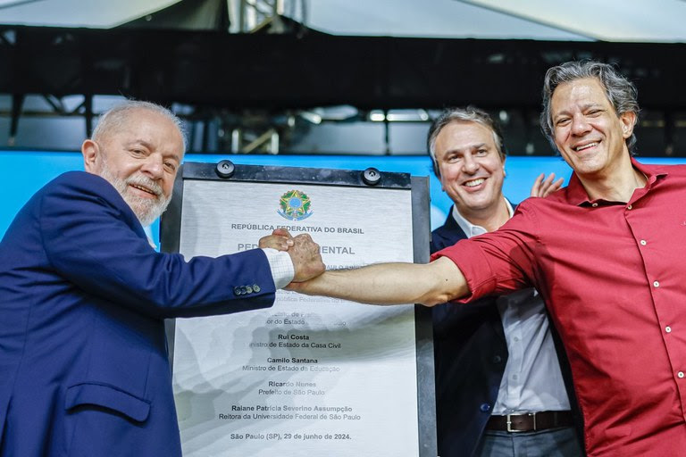 Presidente Lula com os ministros Camilo Santana (Educação) e Fernando Haddad (Fazenda) durante cerimônia de lançamento da pedra fundamental do Campus Zona Leste da Unifesp e do Campus Cidade Tiradente