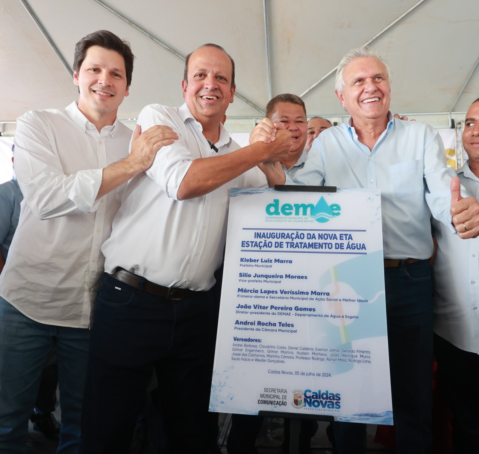 Kleber Marra entregando a nova ETA - Estação de Tratamento de Água de Caldas Novas ao lado do governador Ronaldo Caiado, do vice Daniel Vilela e da população caldas-novense