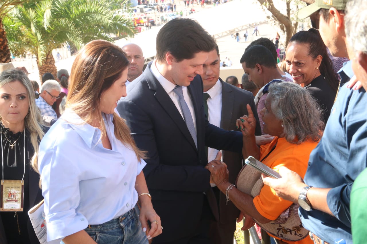  Acompanhado da esposa, Iara Netto, o vice-governador Daniel Vilela participou de missa solene na Praça do Santuário da Basílica, em Trindade, no último dia da Romaria