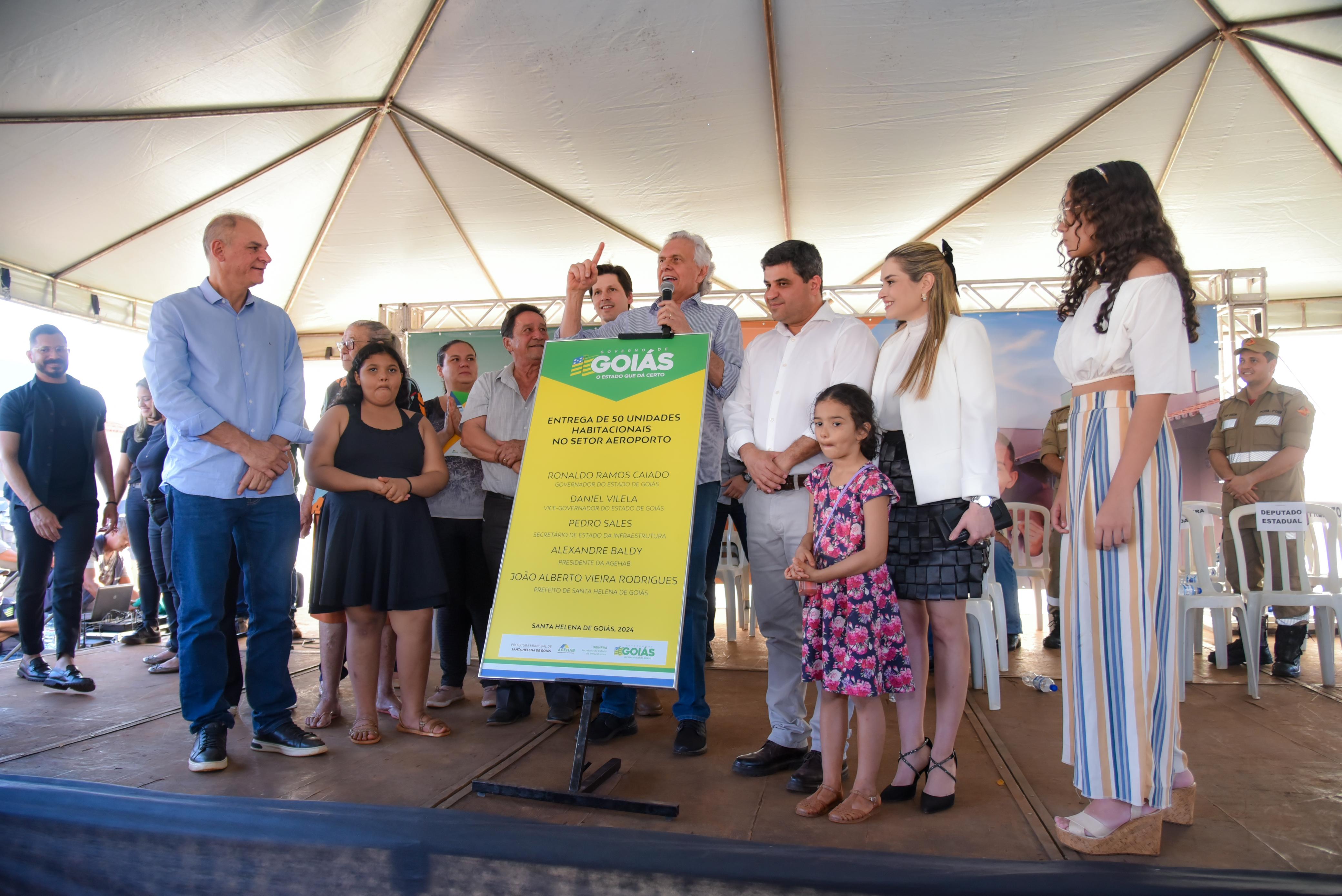 Caiado ao lado vice Daniel Vilela, do prefeito Dr. João Alberto entrega 50 casas a custo zero em Santa Helena de Goiás