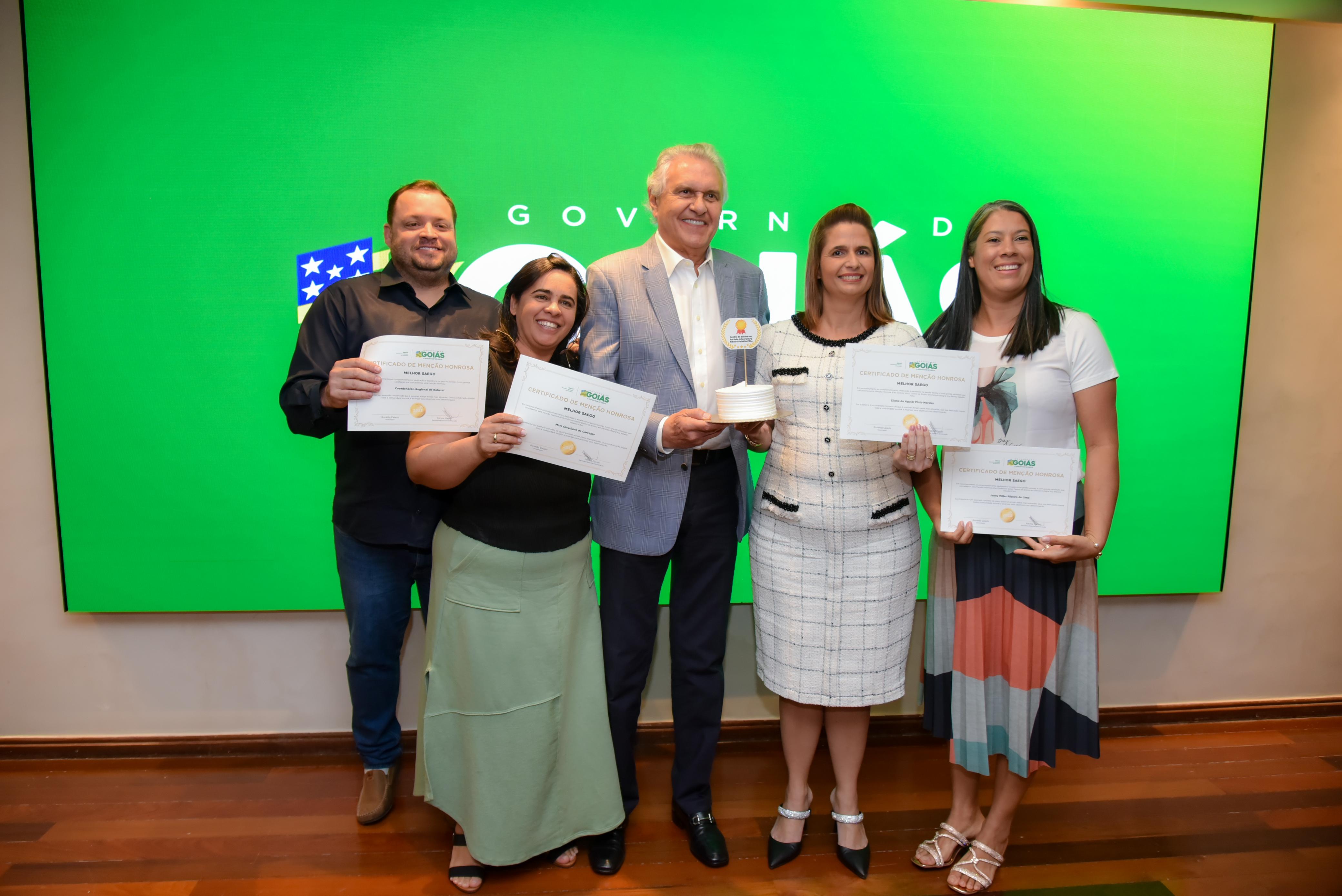 Governador recebe representantes de escolas que obtiveram resultados excelentes no Saeb