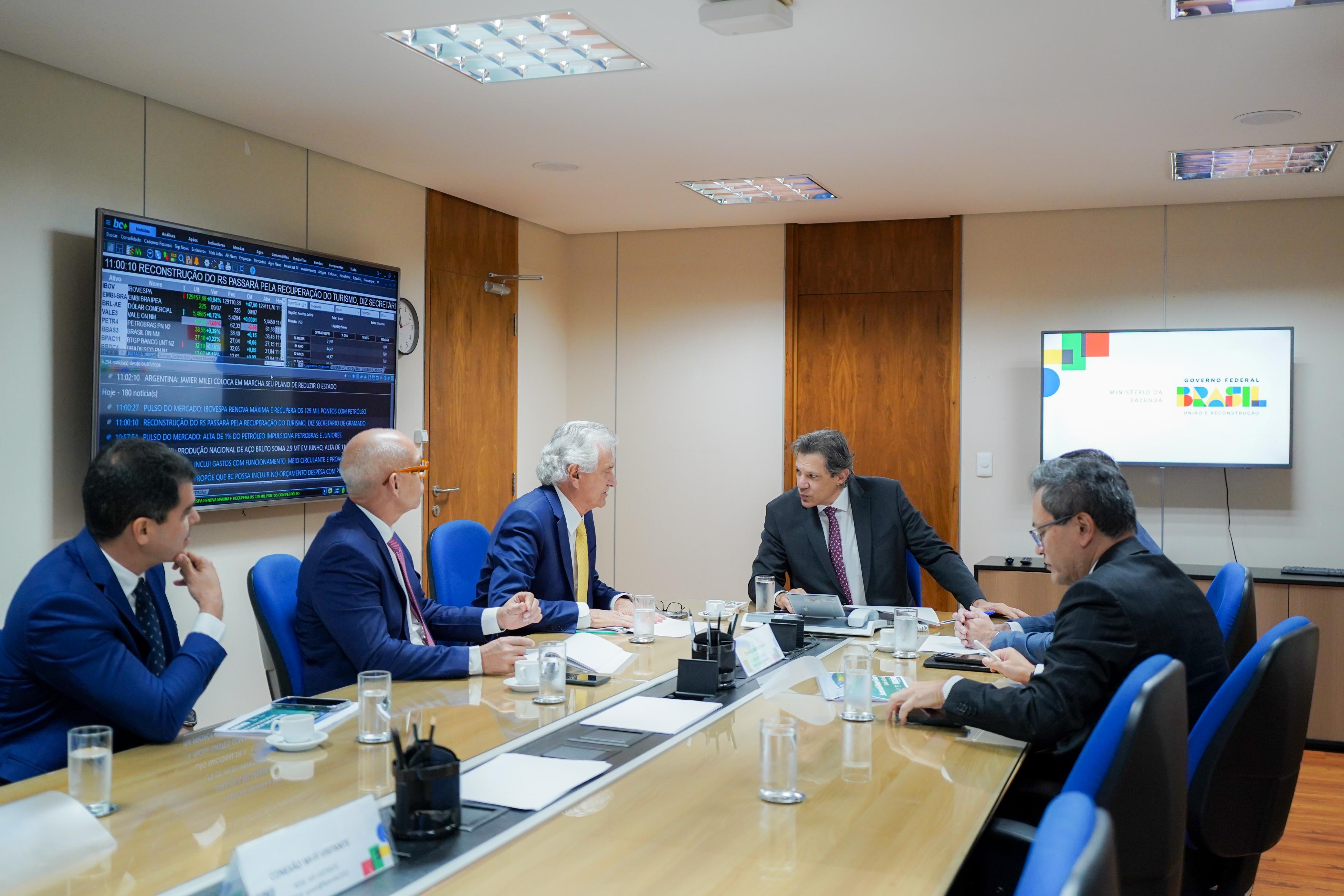 Governador Ronaldo Caiado e o ministro Fernando Haddad em Brasília na semana passada: diálogo sobre o RRF e defesa de maior capacidade de investimento do estado