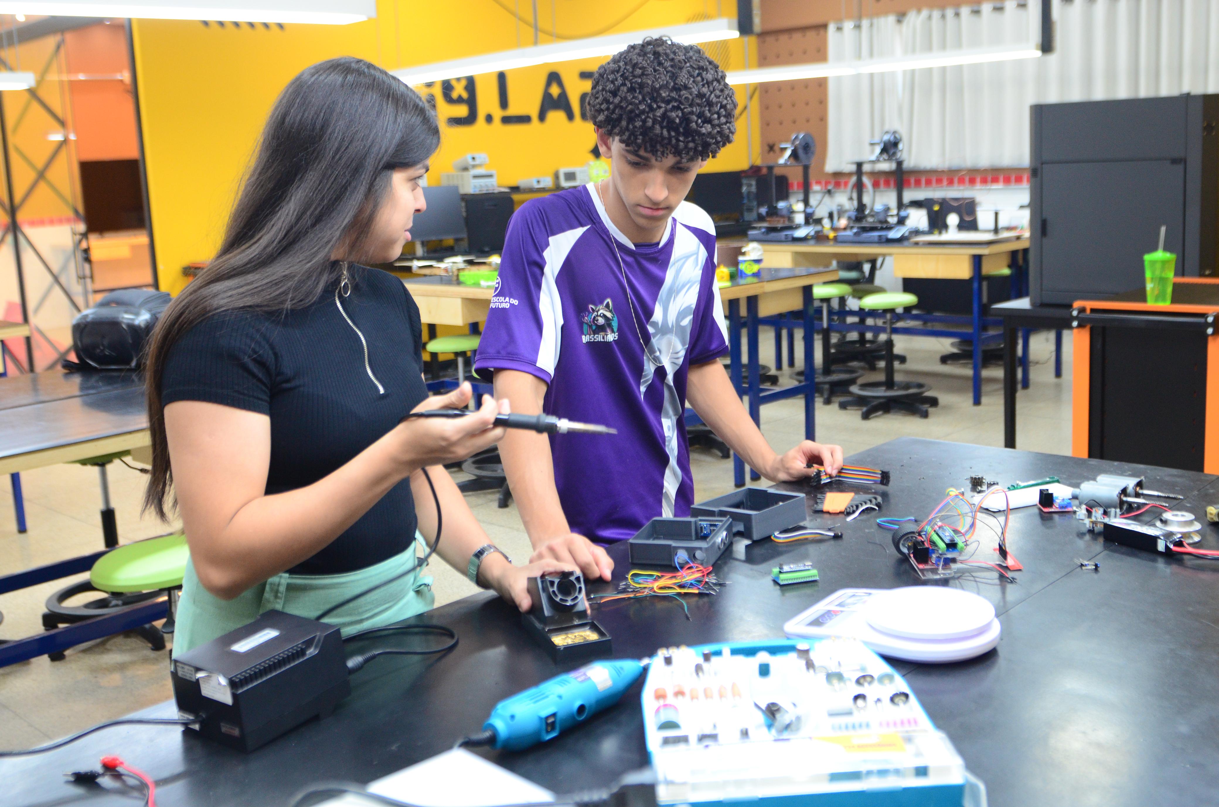 Alunos da EFG Luiz Rassi, de Aparecida de Goiânia, utilizam laboratórios da unidade para construir robô de competição