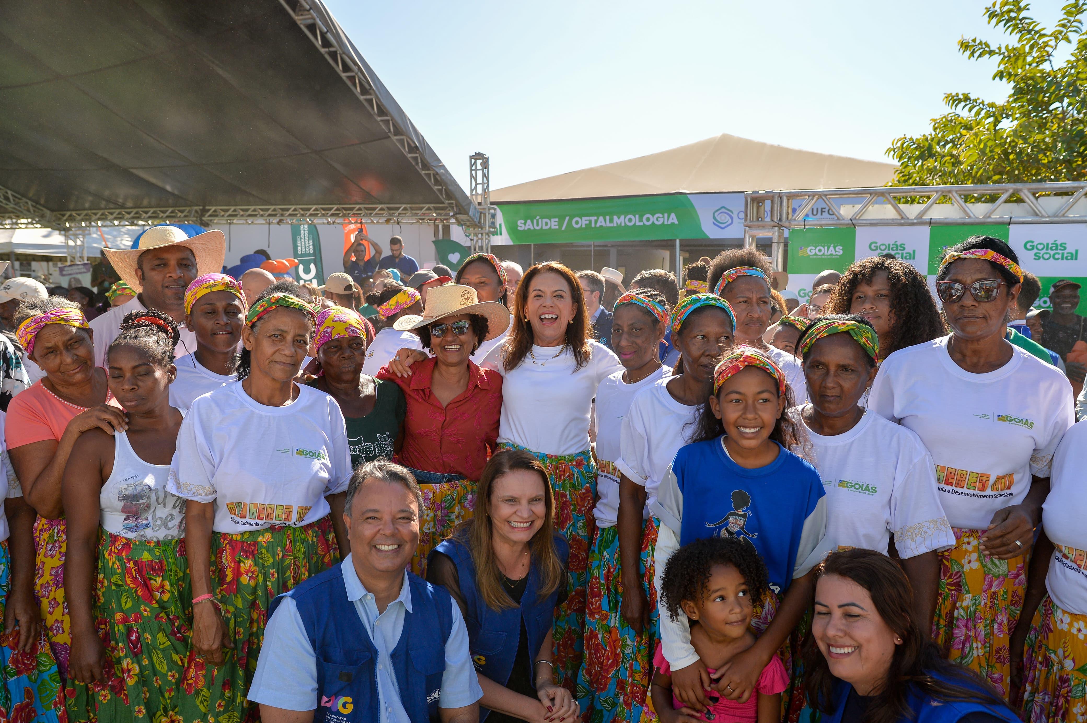 Primeira-dama Gracinha Caiado durante lançamento de edição inédita do Goiás Social no Vão do Moleque, em Cavalcante 