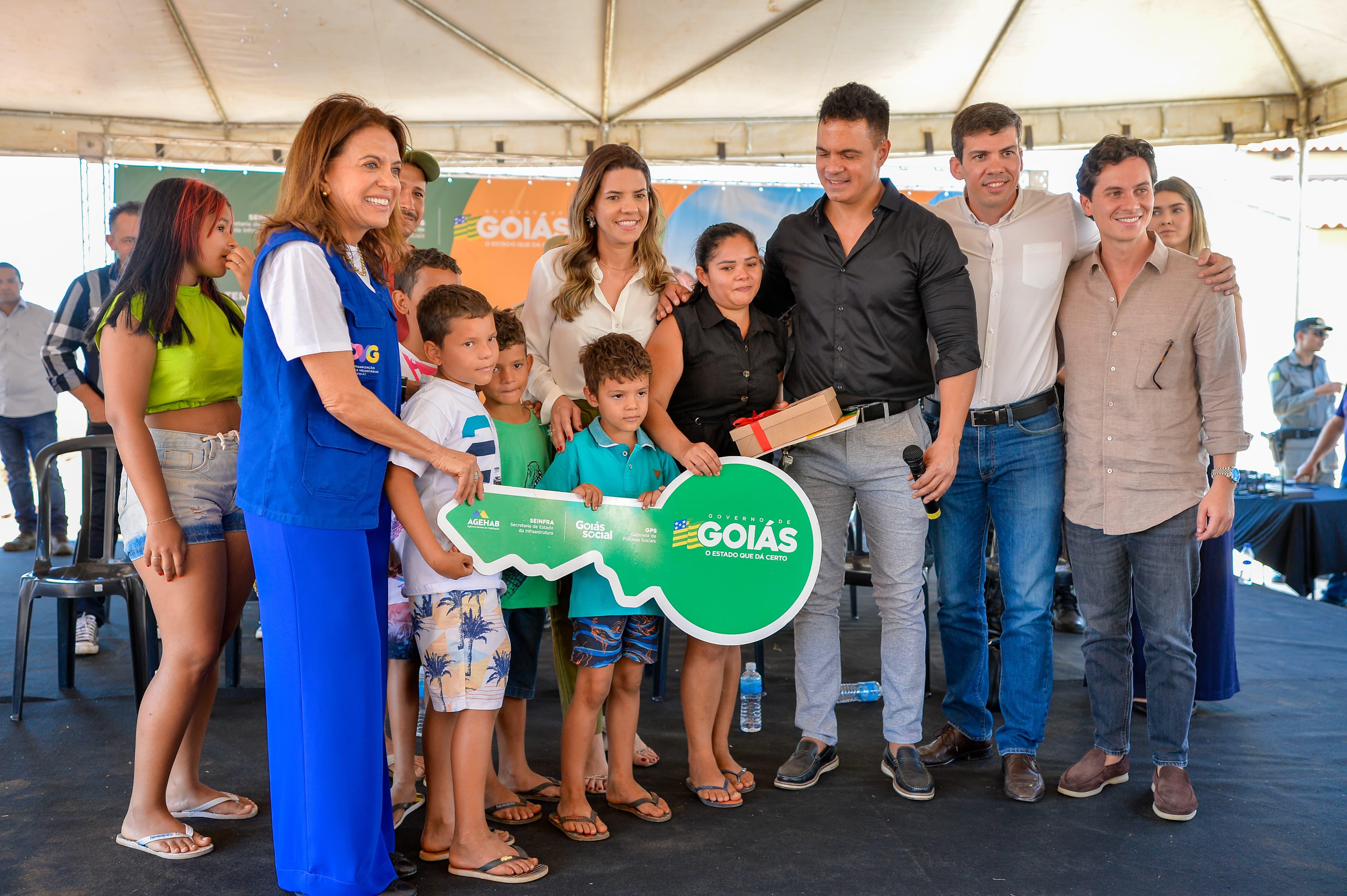 Coordenadora do Goiás Social, Gracinha Caiado entrega moradias a custo zero em Turvânia: 