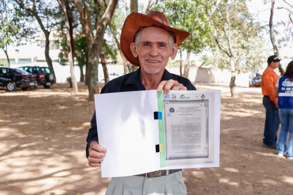 Famílias em atendimento durante evento de entrega de escrituras