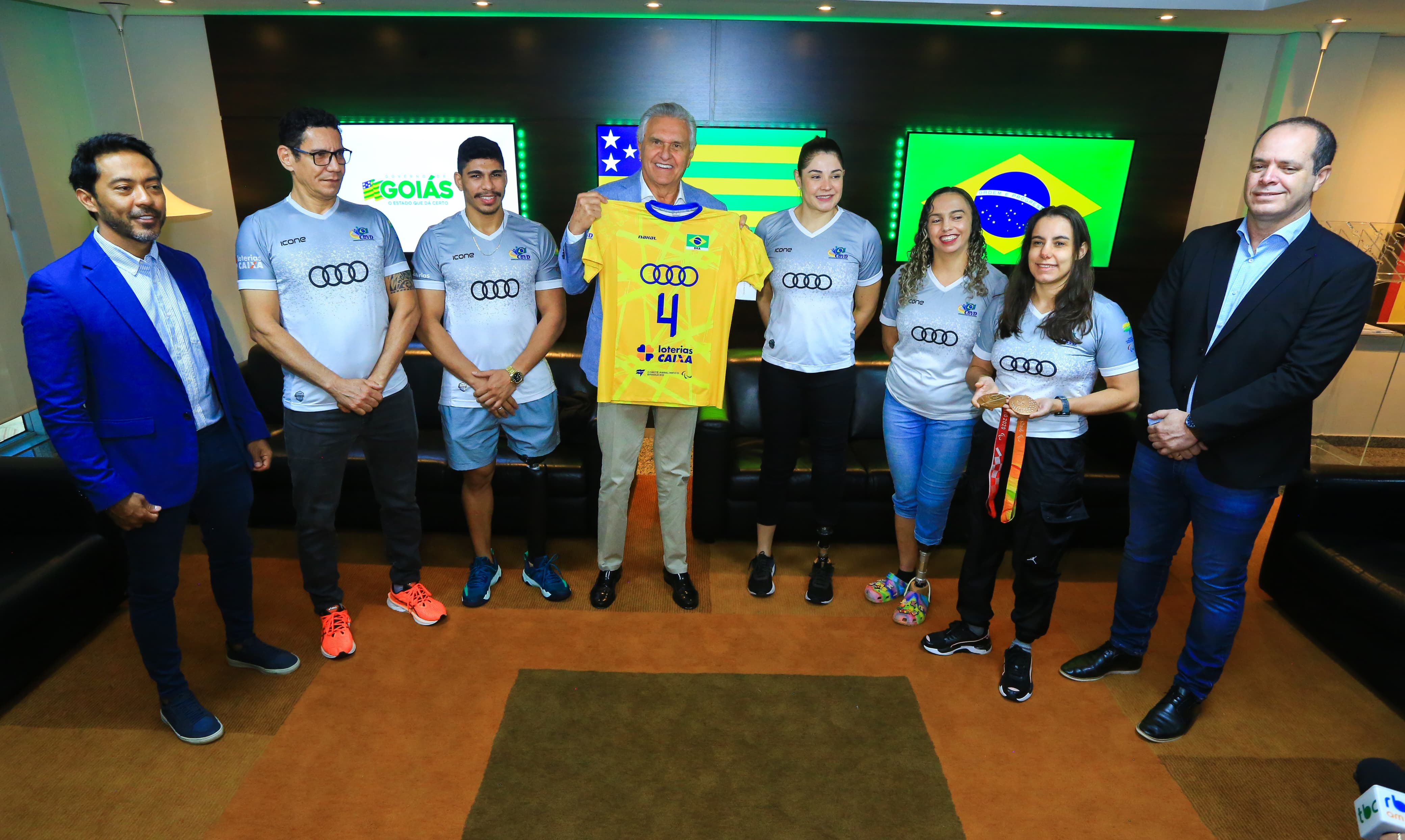 Governador Ronaldo Caiado recebeu esportistas goianos, ao lado do secretário Rudson Guerra e do superintendente Mário Kanashiro: agradecimento por levar o nome de Goiás para o mundo