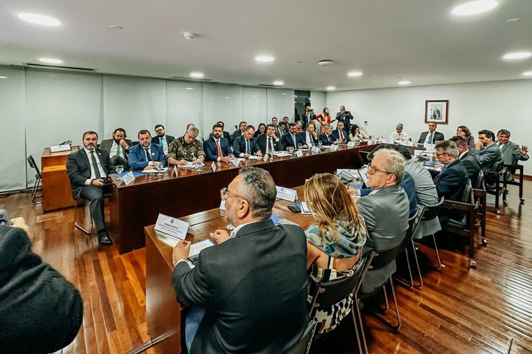 Ministros e representantes dos nove estados amazônicos e da região do Pantanal reunidos para traçar novas ações. (Foto: Wagner Lopes / Casa Civil)