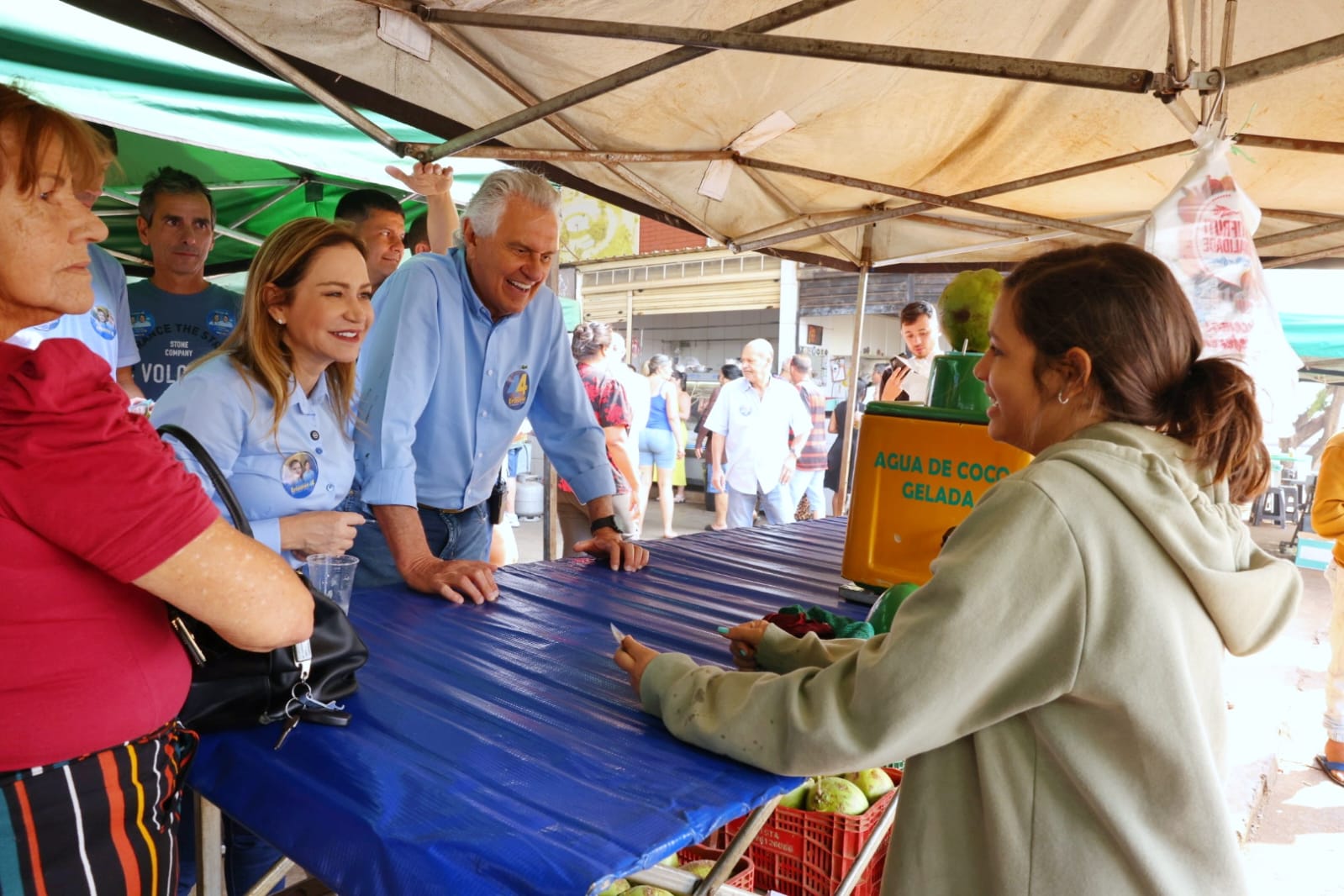 Governador Ronaldo Caiado e a candidata Eerizania Freitas (União Brasil) percorreram feiras de Anápolis neste domingo (25/8)