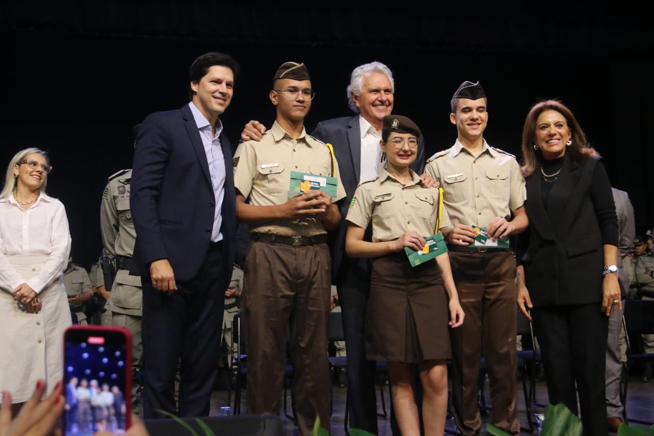 Vice-governador de Goiás, Daniel Vilela entrega 75 mil cartões do programa Bolsa Uniforme a estudantes de colégios militares 