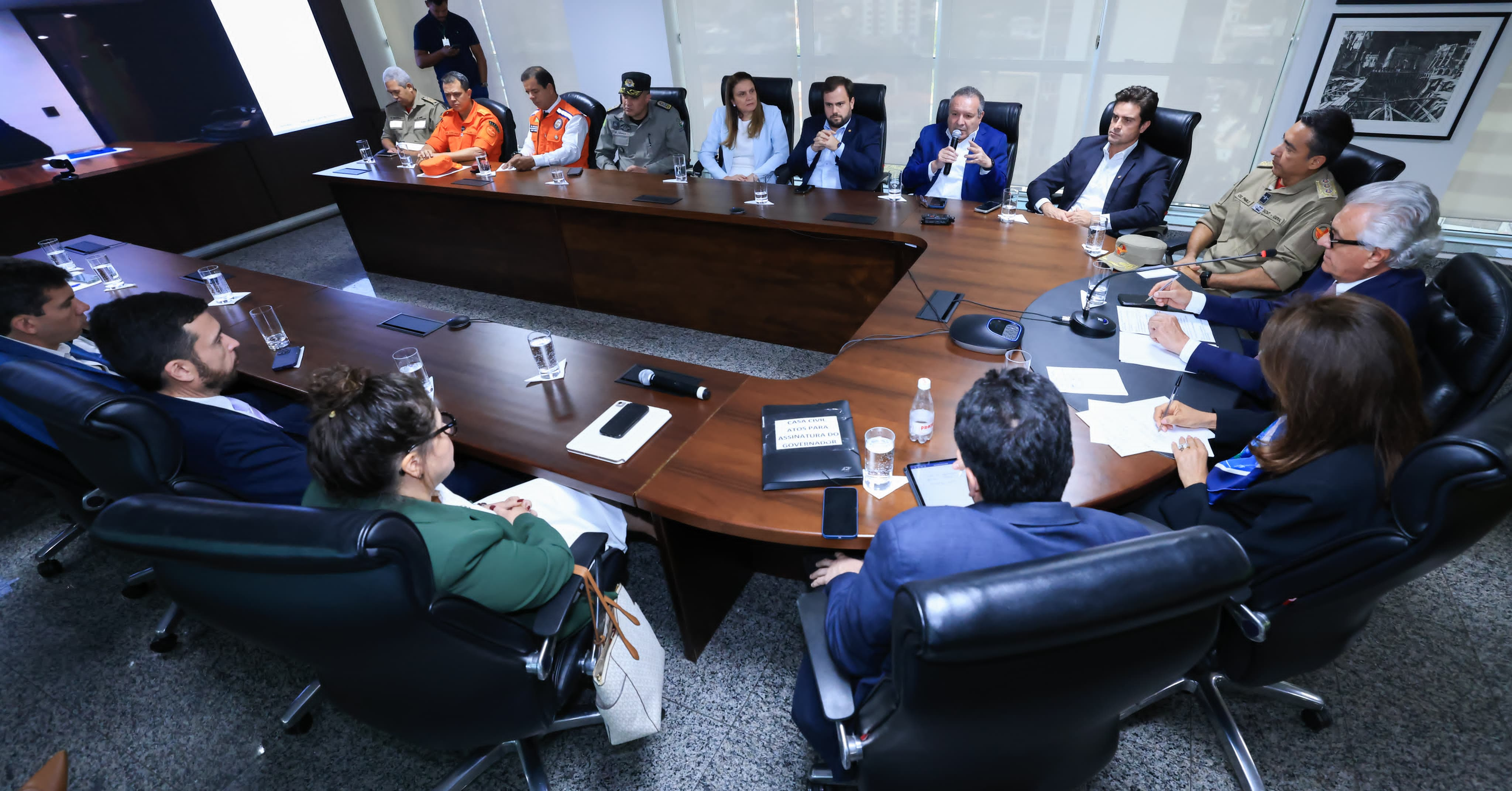 Governador Ronaldo Caiado durante reunião estratégica para apresentar as ações de planejamento do Governo de Goiás no combate a incêndios 