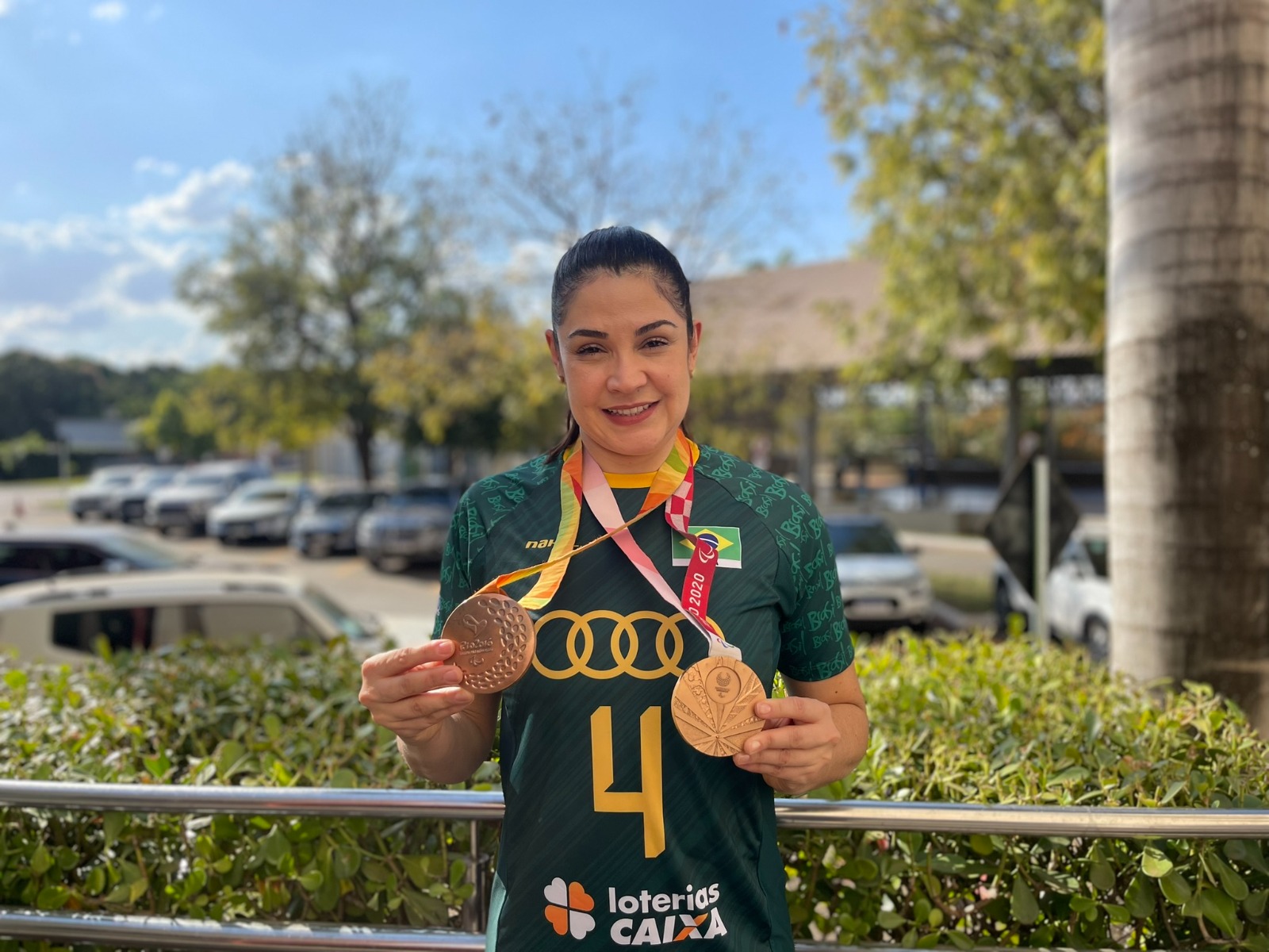 Adria Jesus exibe suas medalhas, fruto de dedicação e resiliência, enquanto se prepara para as Paralímpiadas de Paris 2024