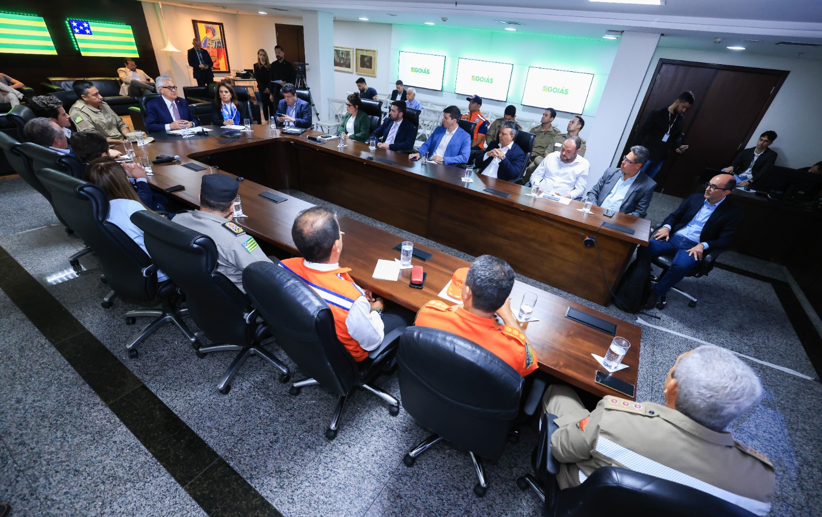 Governador Ronaldo Caiado em reunião sobre ações para combater incêndios florestais