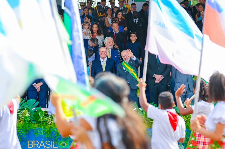 Alunos desfilaram com as bandeiras de cada uma das 27 unidades da Federação e com placas e bandeiras alusivas ao G20 (Foto: Ricardo Stuckert / PR)