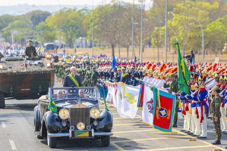 Presidente Lula chegou às 8h45 e desfilou em carro aberto até o palanque de autoridades (Foto: Ricardo Stuckert / PR)